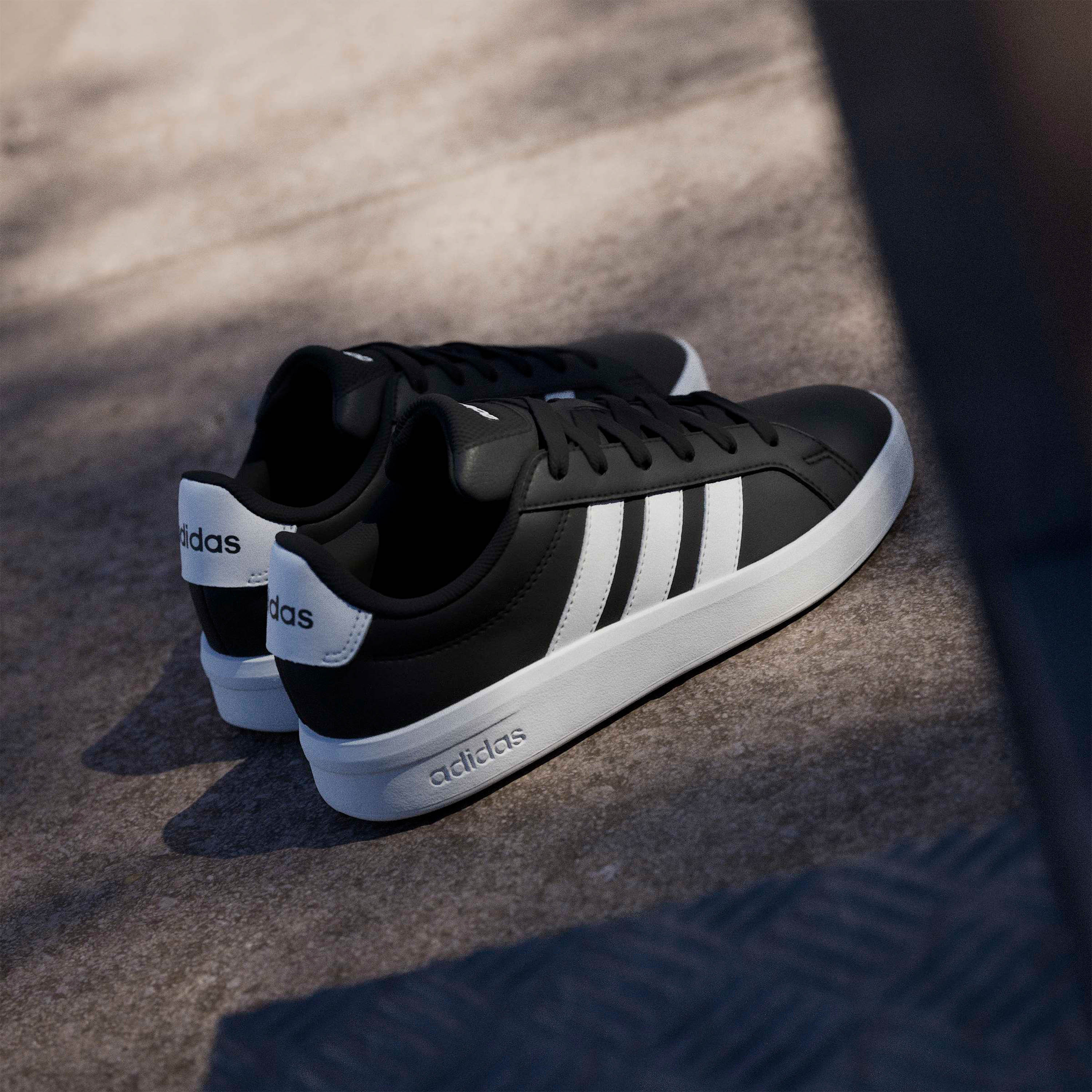 حذاء سنيكرز بطول الكاحل ورباط إغلاق جراند كورت 3.0 للأولاد من أديداس-boys-shoes-sneakers-image-10