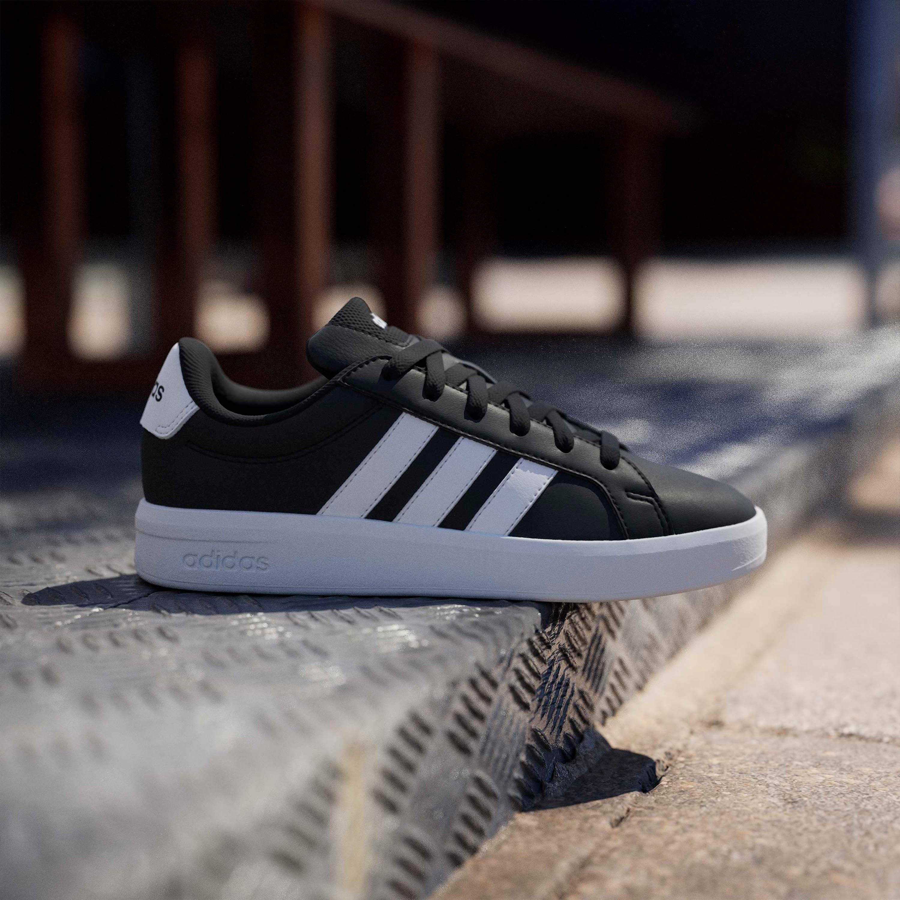 حذاء سنيكرز بطول الكاحل ورباط إغلاق جراند كورت 3.0 للأولاد من أديداس-boys-shoes-sneakers-image-8