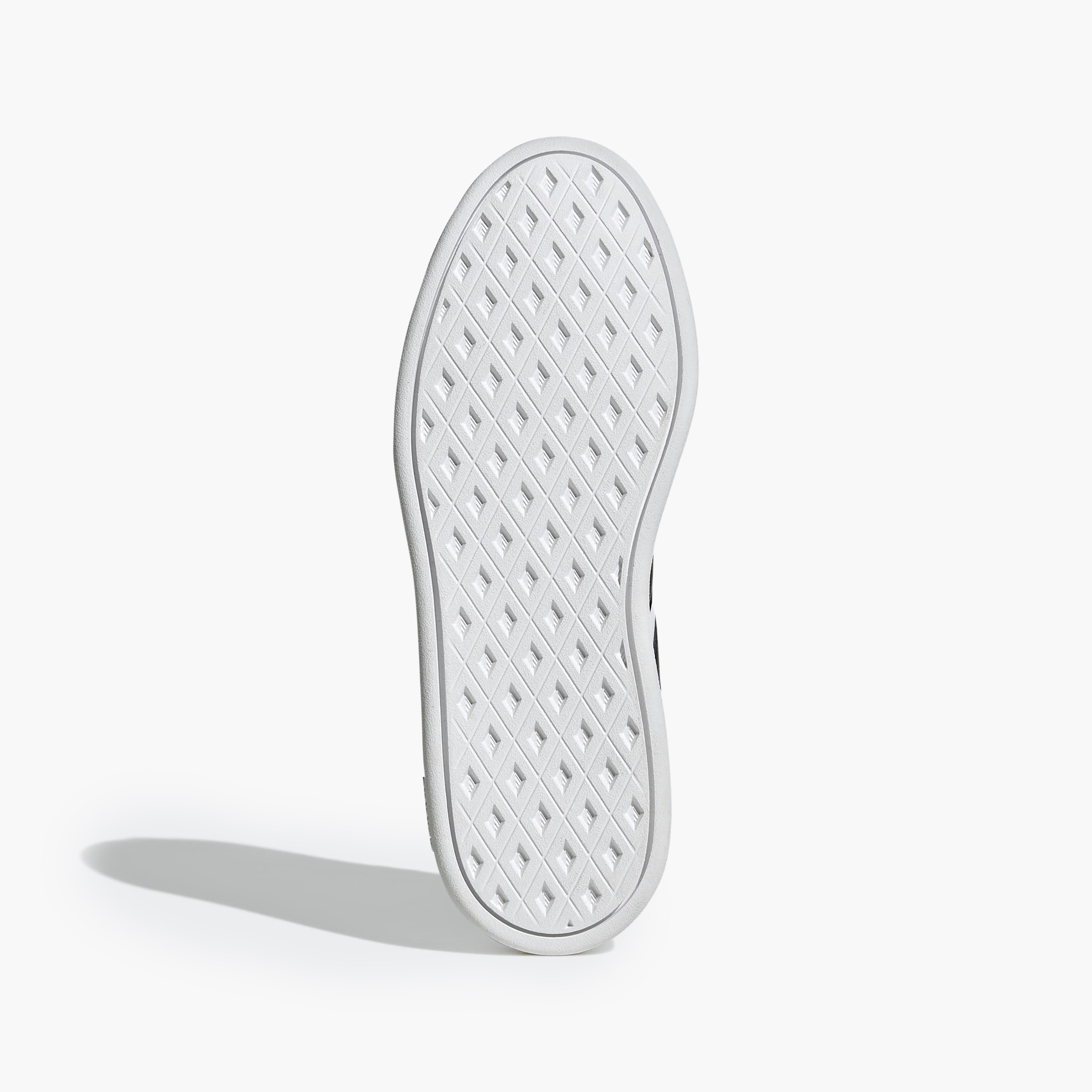 حذاء سنيكرز بريك نت سليك جيه بطول الكاحل وتصميم مثقّب ورباط للأولاد من أديداس-boys-shoes-sneakers-image-3