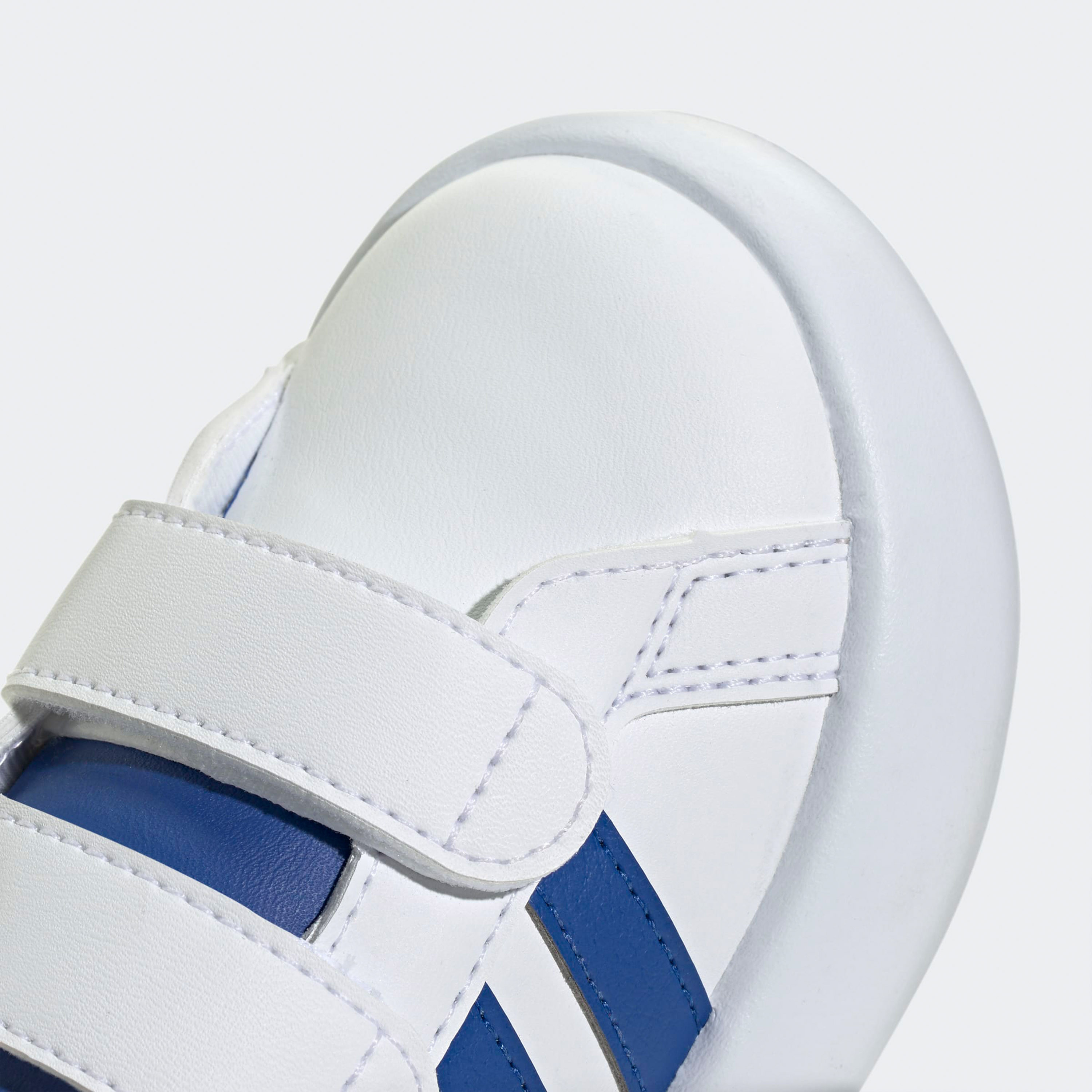 حذاء رياضي للأطفال جراند كورت لايف ستايل مزود بخطاف وحلقة من اديداس | او اي-sports-boys-shoes-image-22