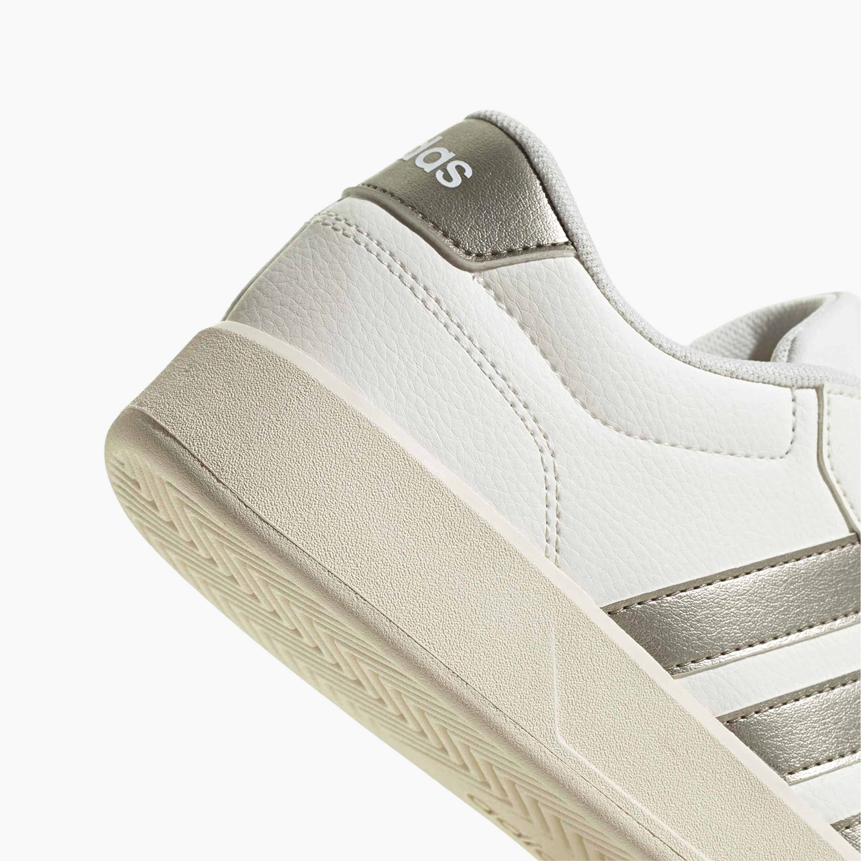حذاء سنيكرز برباط إغلاق وتصميم ثقوب تهوية "بريكنيت 3.0" للنساء من أديداس-women-shoes-sneakers-image-6