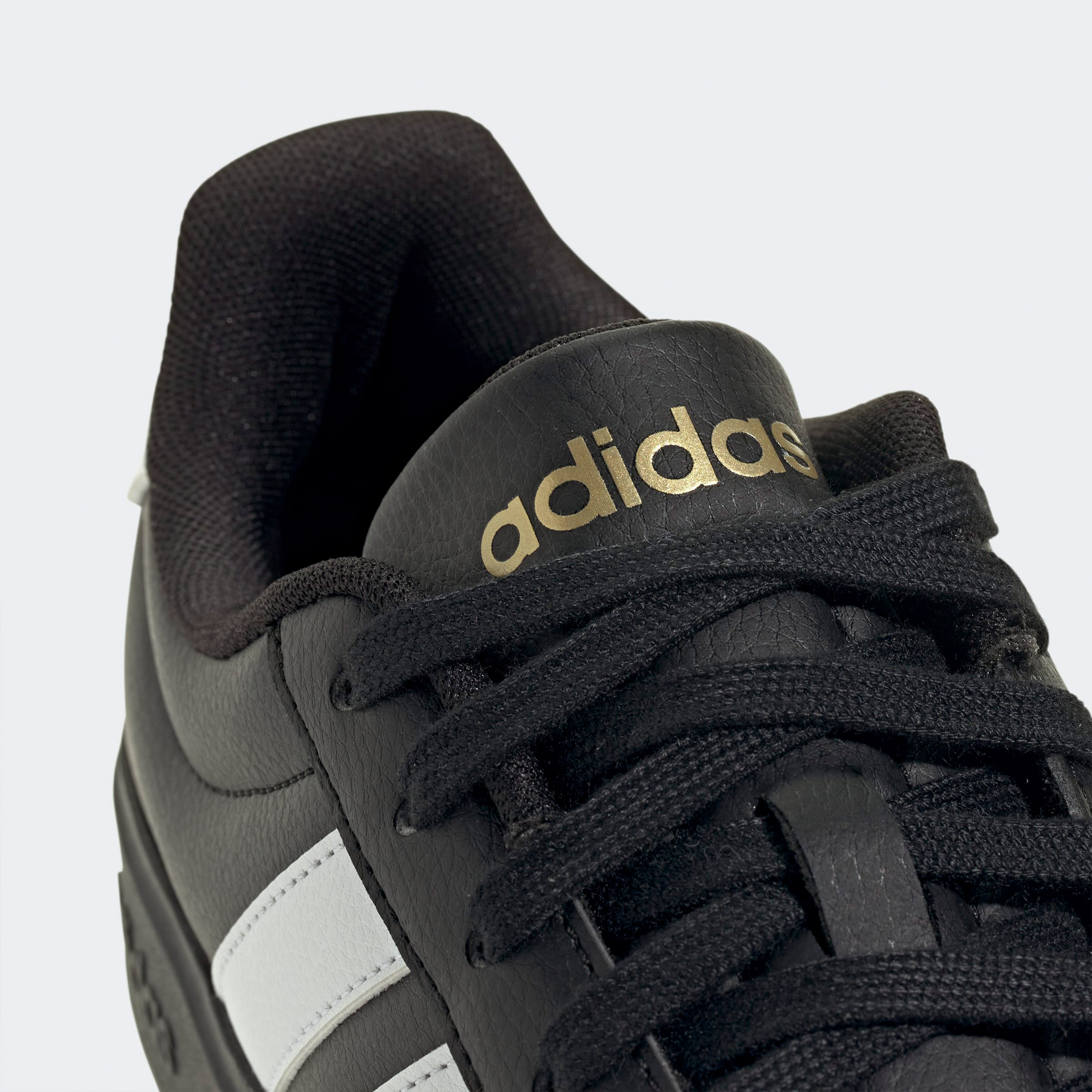 حذاء سنيكرز بطول الكاحل ورباط إغلاق ستريت توك للنساء من أديداس-women-shoes-sneakers-image-5