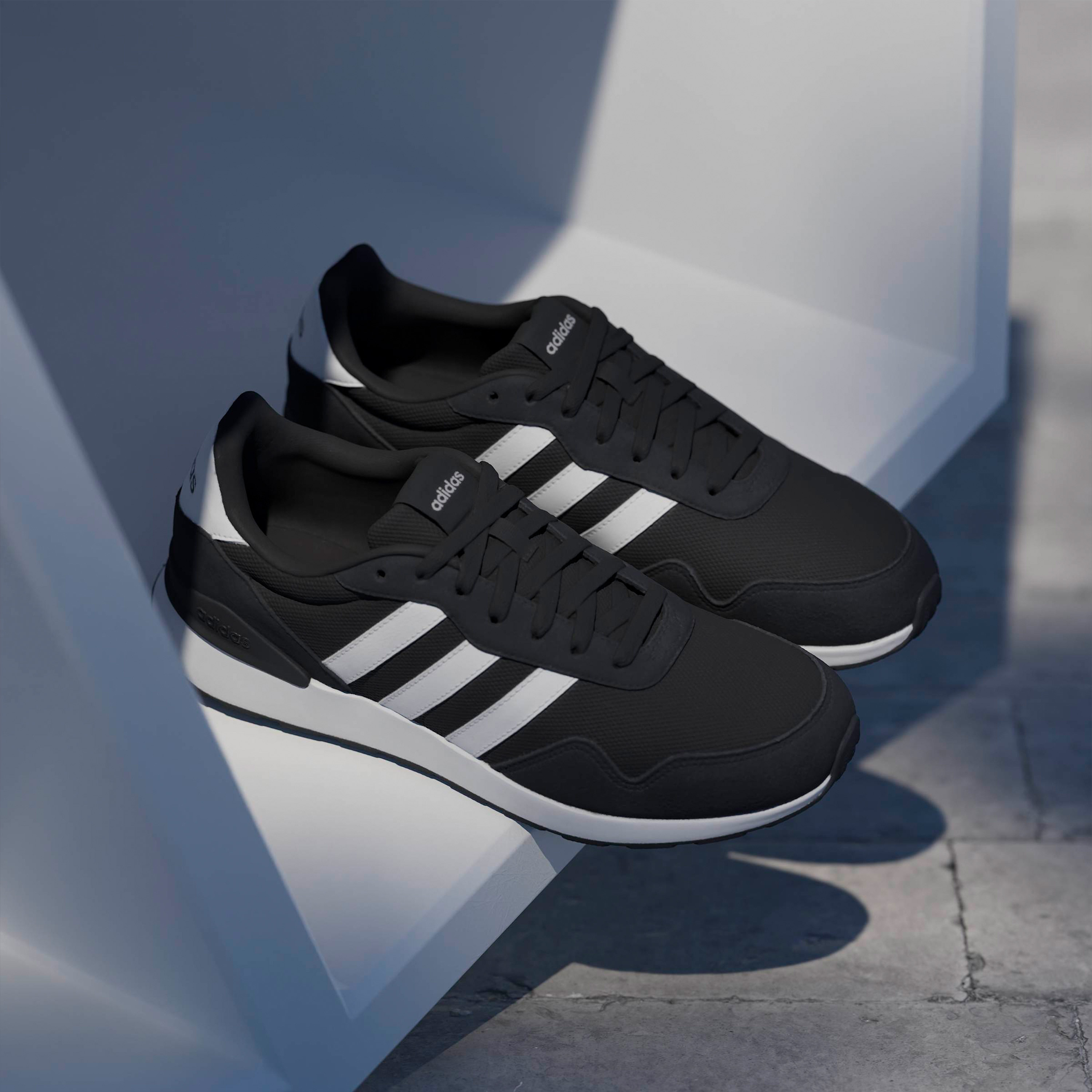 حذاء رياضي بارز الملمس رن 60 إس 4.0 برباط إغلاق للرجال من أديداس-sports-men-shoes-image-10