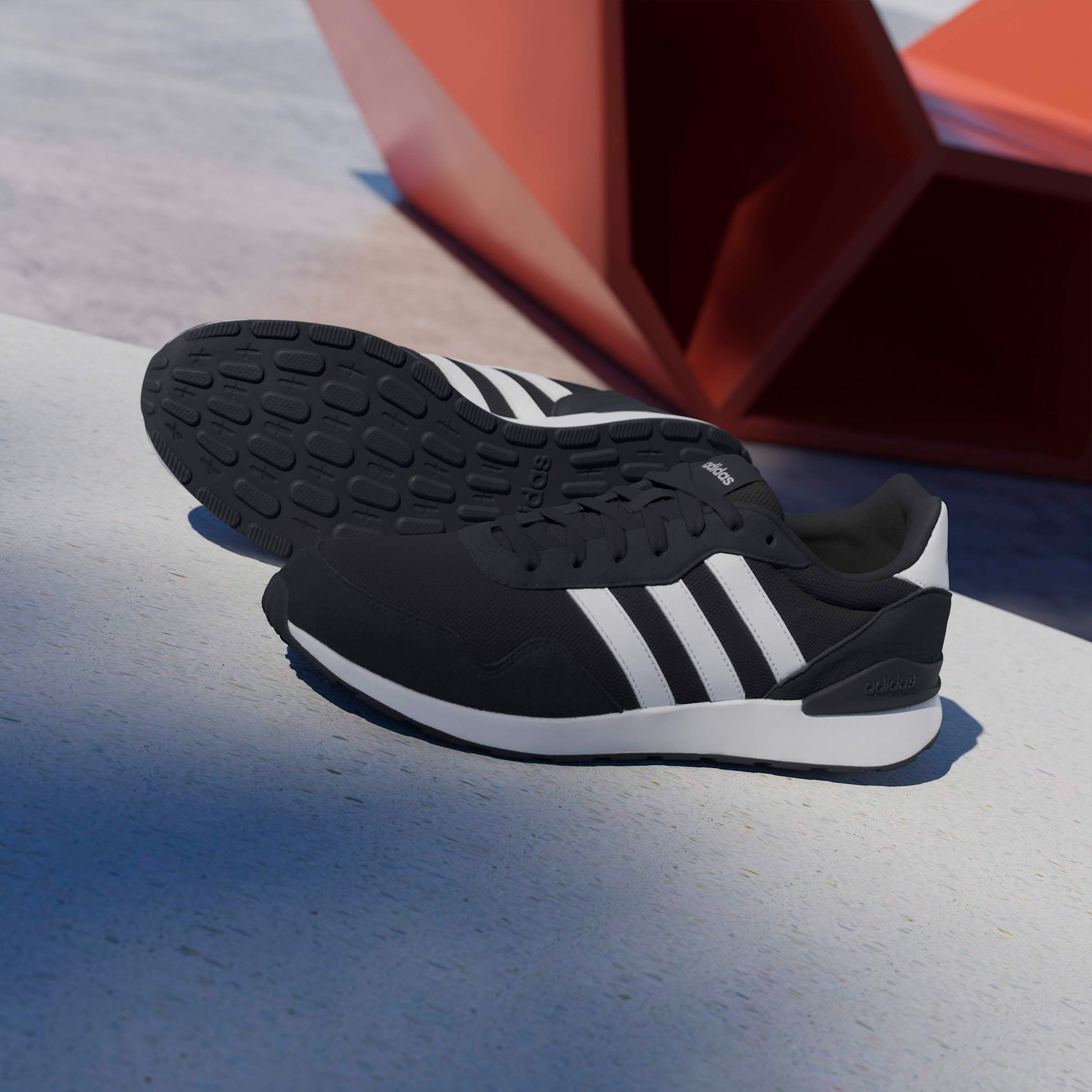 حذاء رياضي بارز الملمس رن 60 إس 4.0 برباط إغلاق للرجال من أديداس-sports-men-shoes-image-9