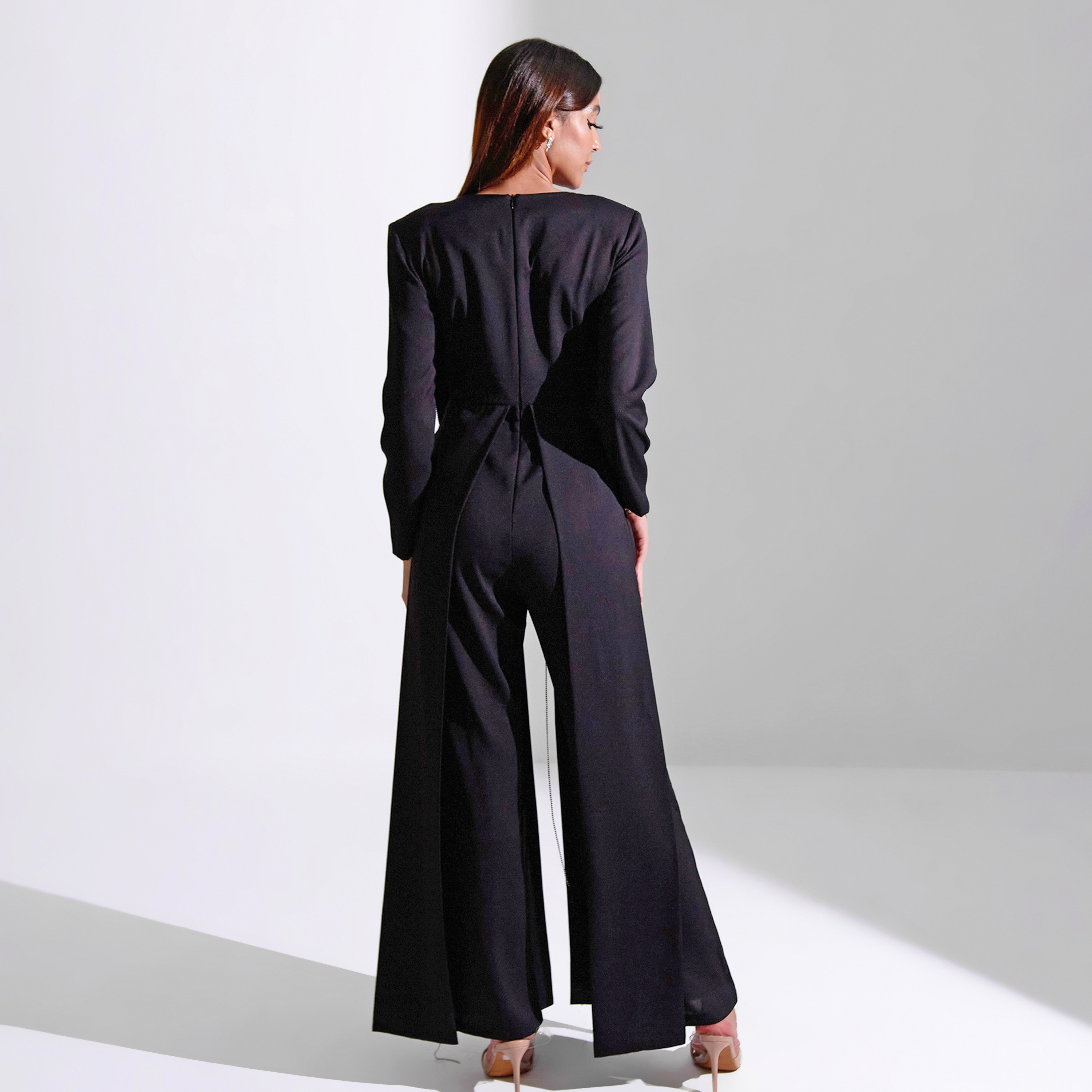 جمبسوت نسائي من أكاديا بتصميم رقبة دائرية وتفاصيل هامشية من الكريب للسهرات-women-clothing-jumpsuits-image-10