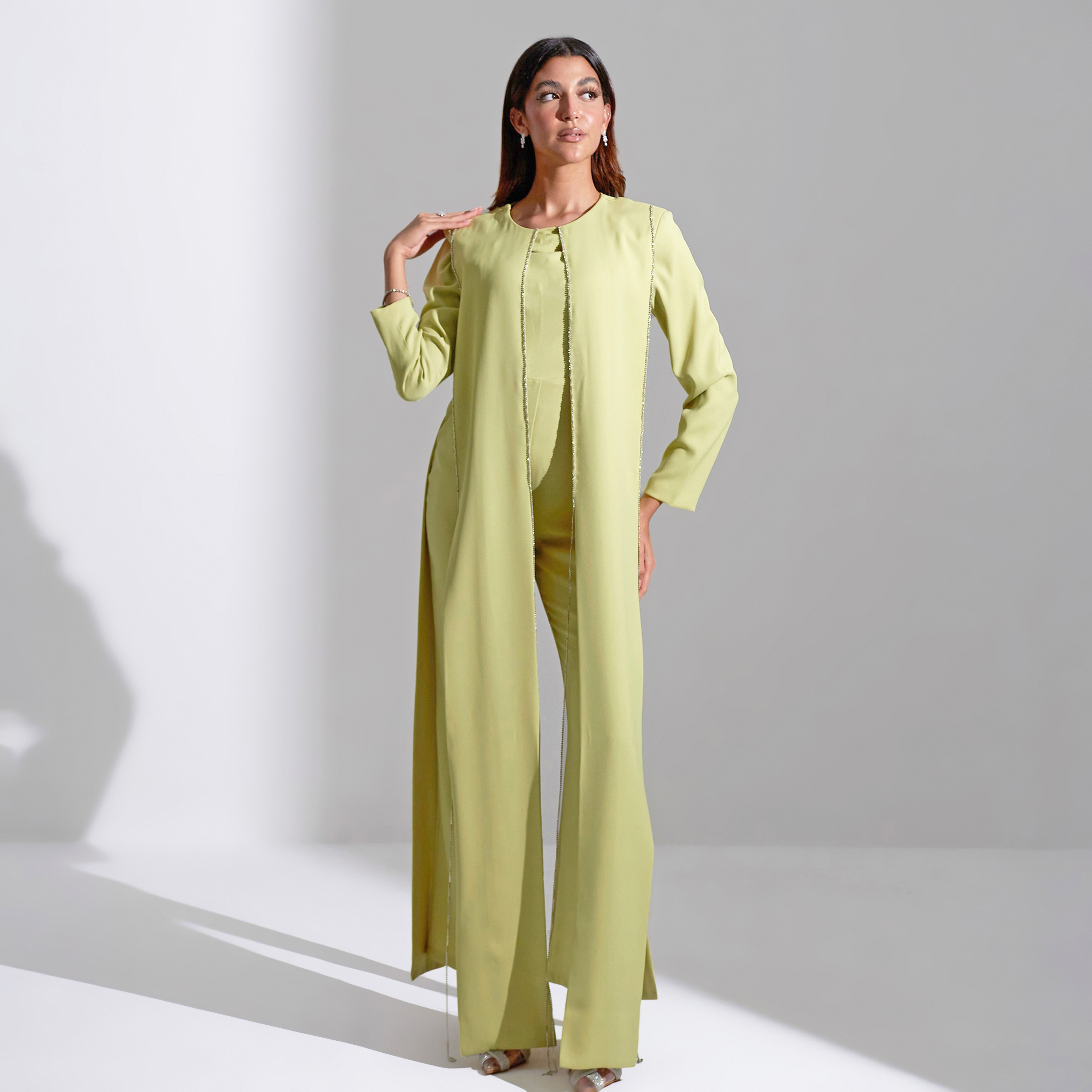 جمبسوت نسائي من أكاديا بتصميم رقبة دائرية وتفاصيل هامشية من الكريب للسهرات-women-clothing-jumpsuits-image-13