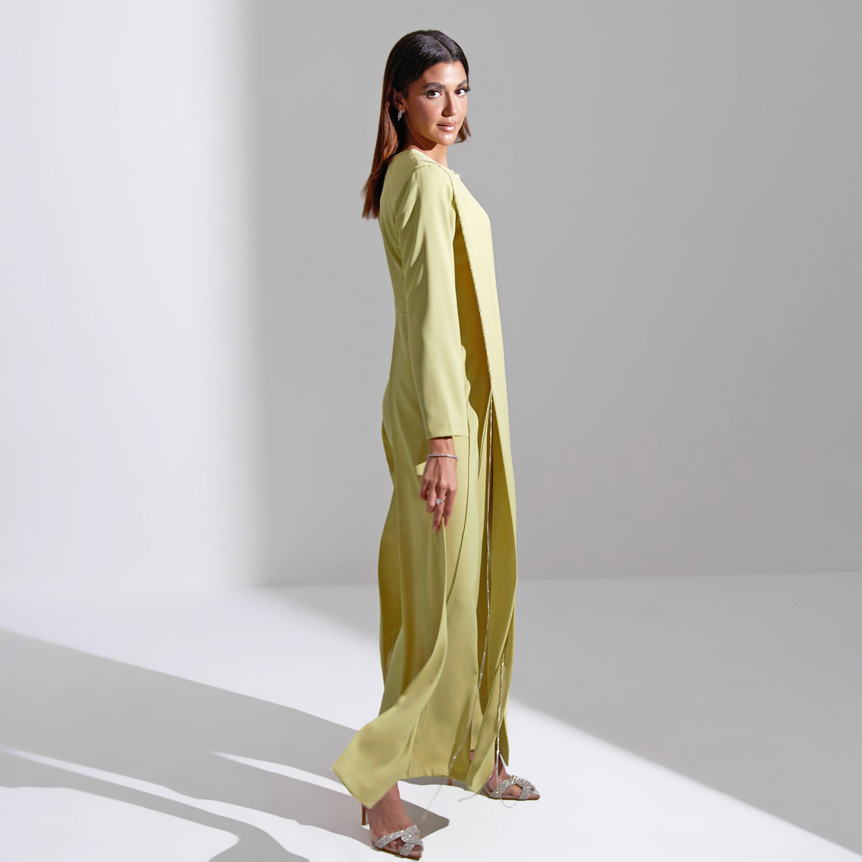 جمبسوت نسائي من أكاديا بتصميم رقبة دائرية وتفاصيل هامشية من الكريب للسهرات-women-clothing-jumpsuits-image-14