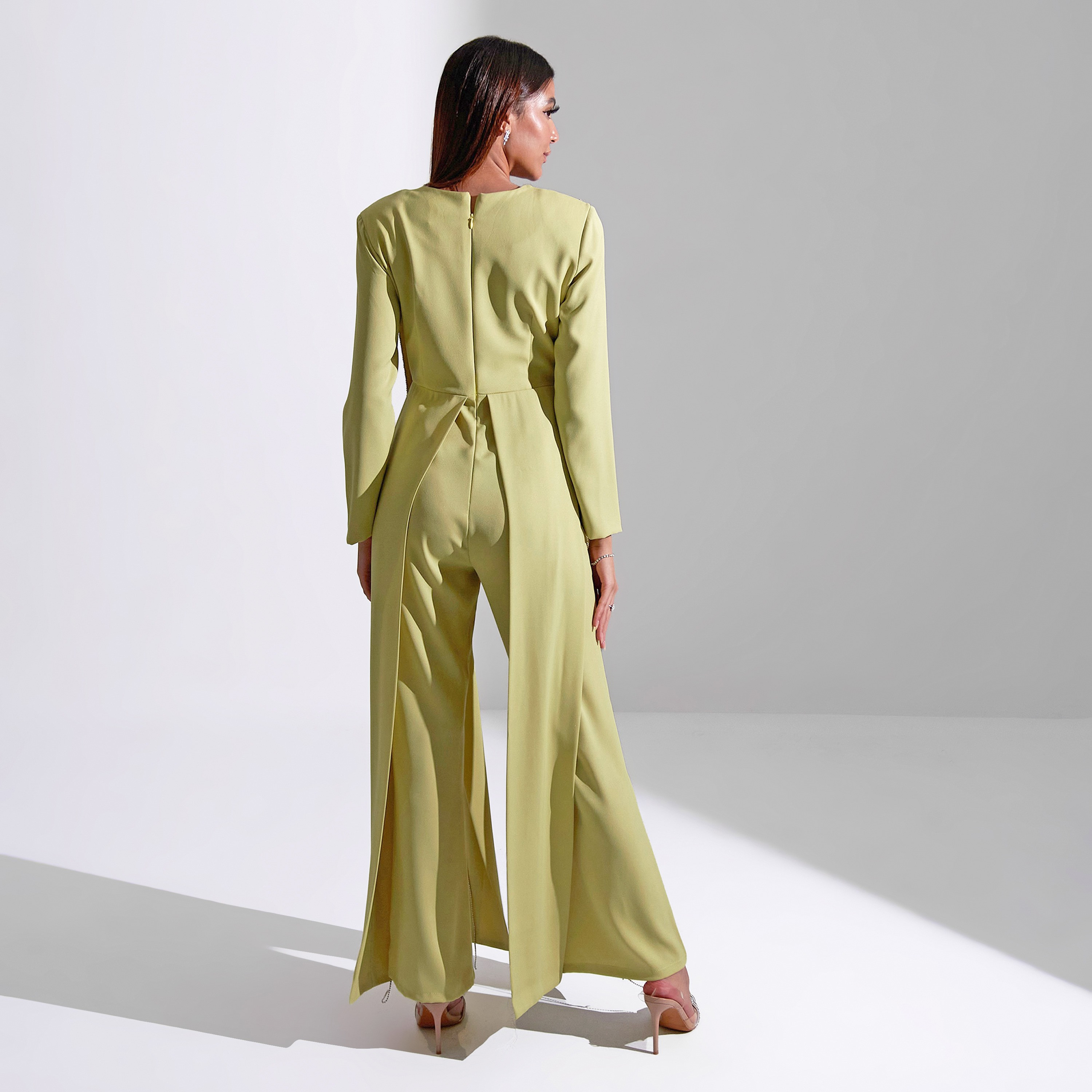 جمبسوت نسائي من أكاديا بتصميم رقبة دائرية وتفاصيل هامشية من الكريب للسهرات-women-clothing-jumpsuits-image-15