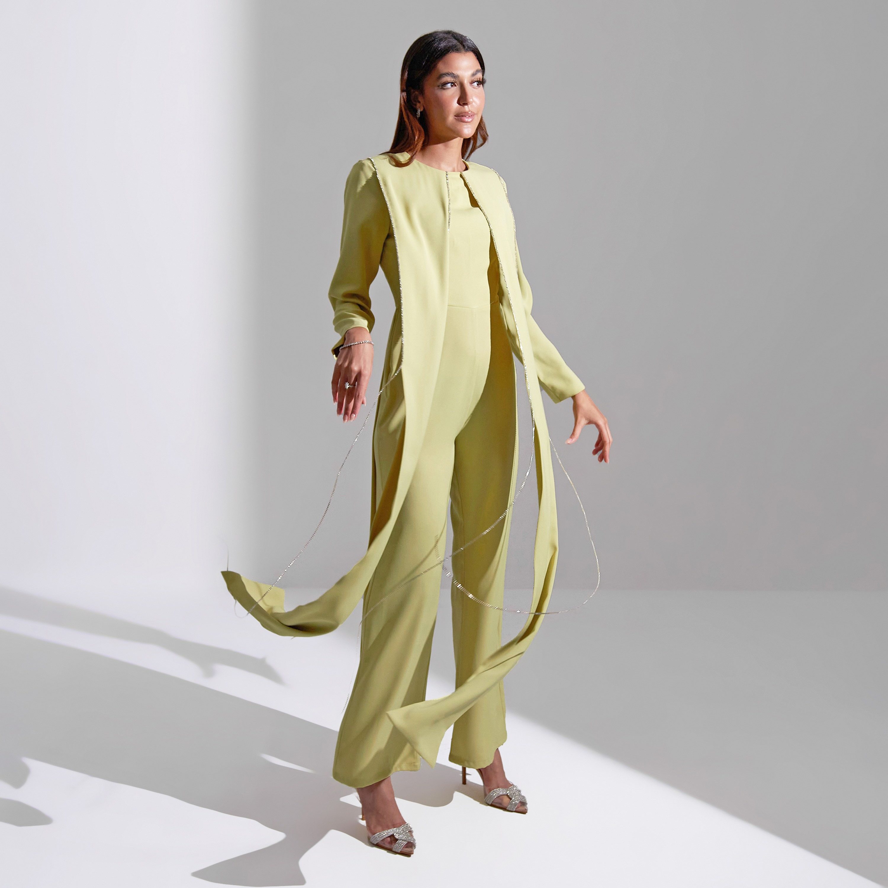 جمبسوت نسائي من أكاديا بتصميم رقبة دائرية وتفاصيل هامشية من الكريب للسهرات-women-clothing-jumpsuits-image-16