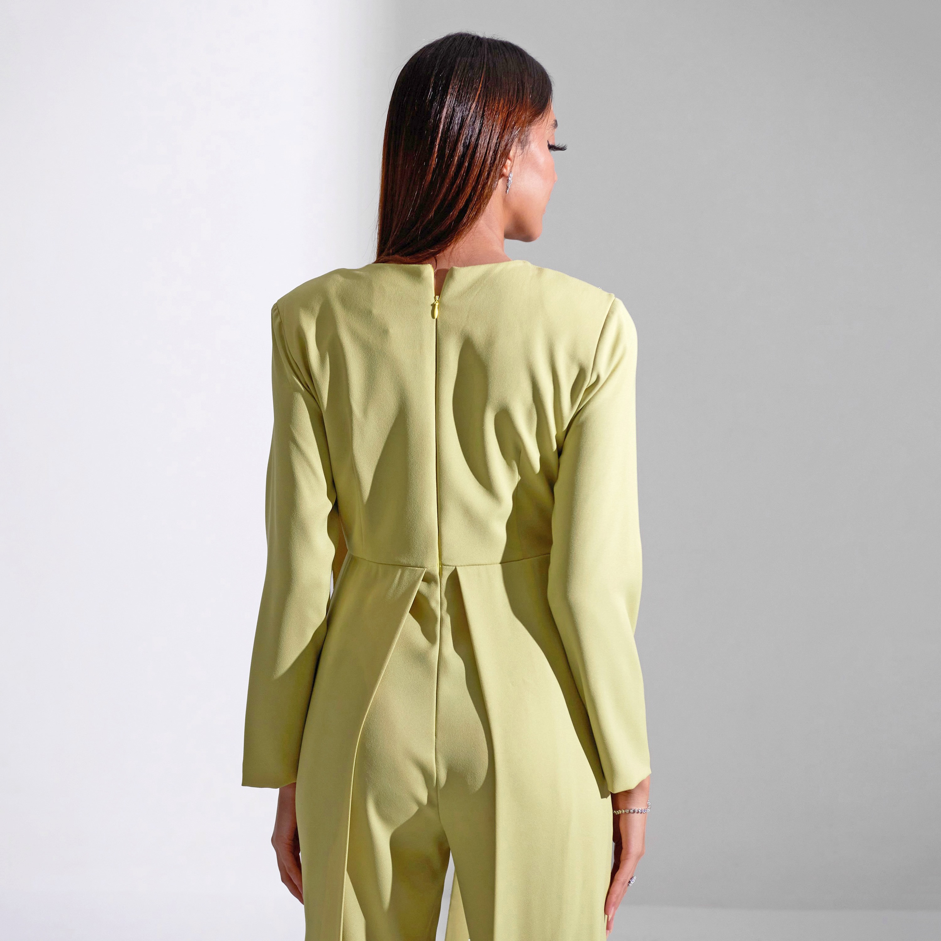 جمبسوت نسائي من أكاديا بتصميم رقبة دائرية وتفاصيل هامشية من الكريب للسهرات-women-clothing-jumpsuits-image-17