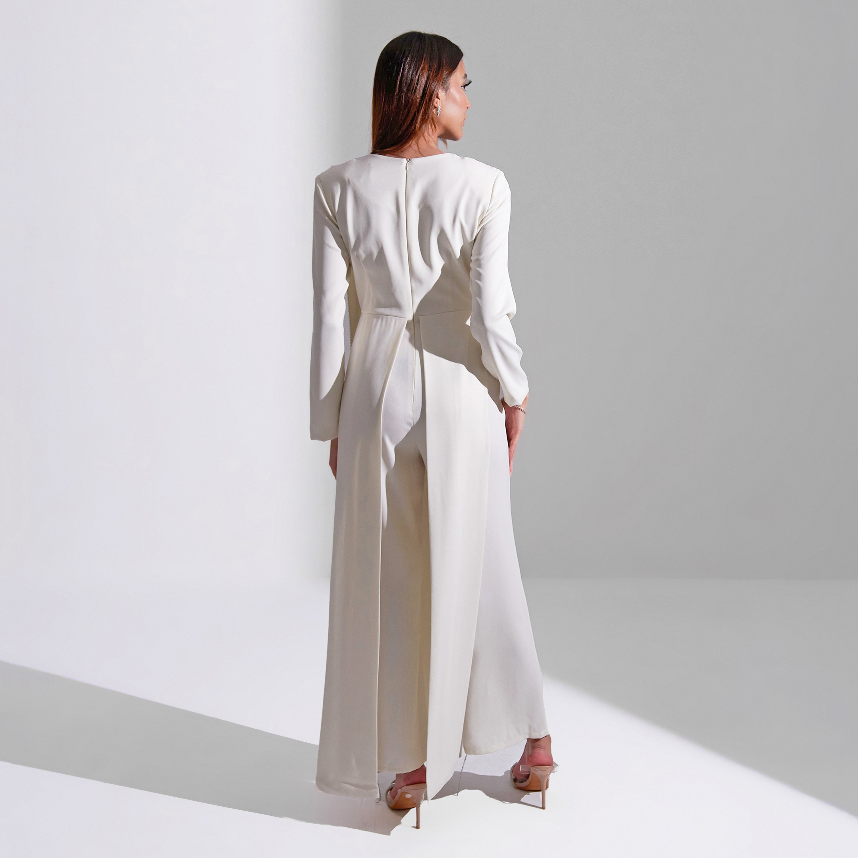 جمبسوت نسائي من أكاديا بتصميم رقبة دائرية وتفاصيل هامشية من الكريب للسهرات-women-clothing-jumpsuits-image-4