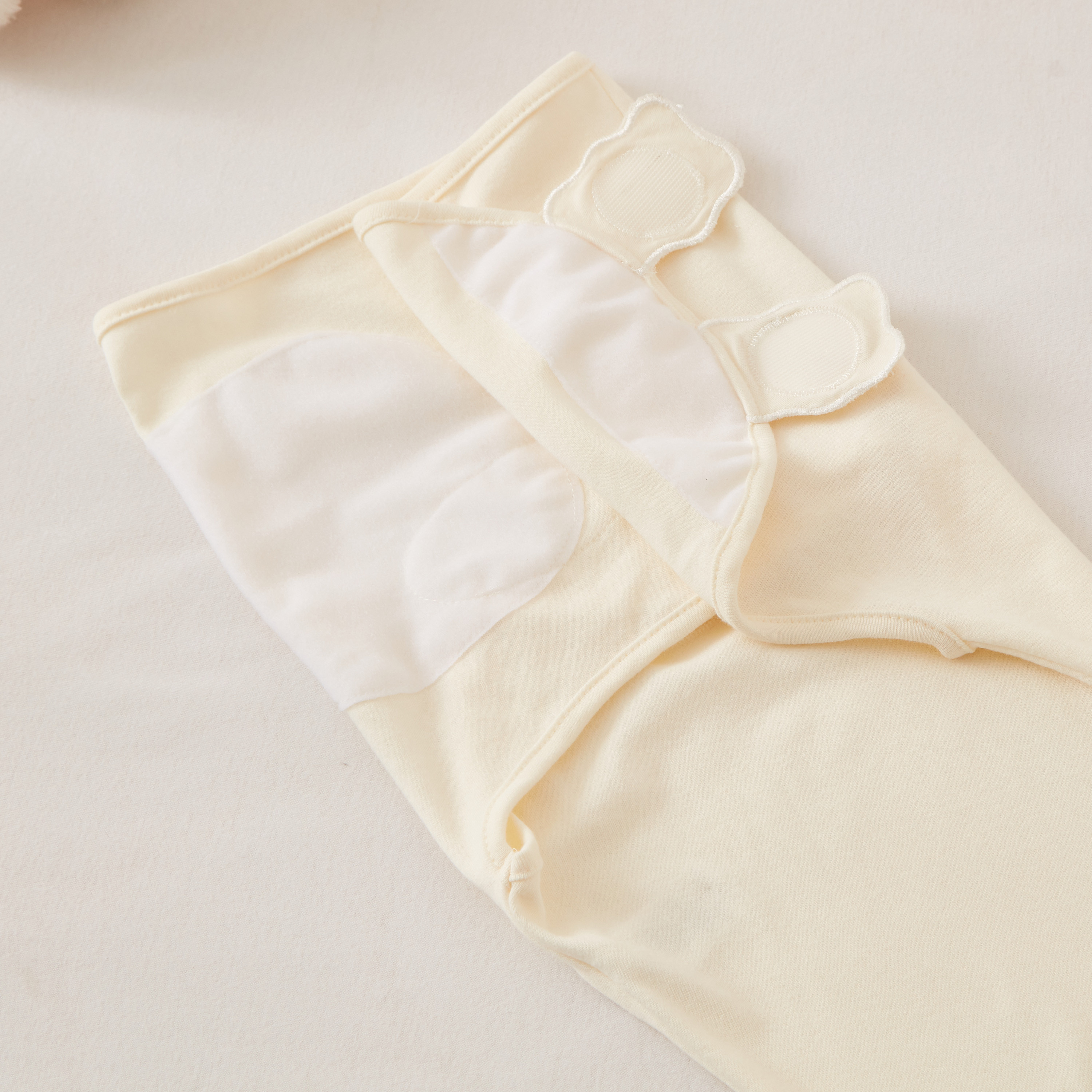 قماط سادة من جونيورز-baby-nursery-blanketsandswaddles-swaddlesandsleepingbags-image-3