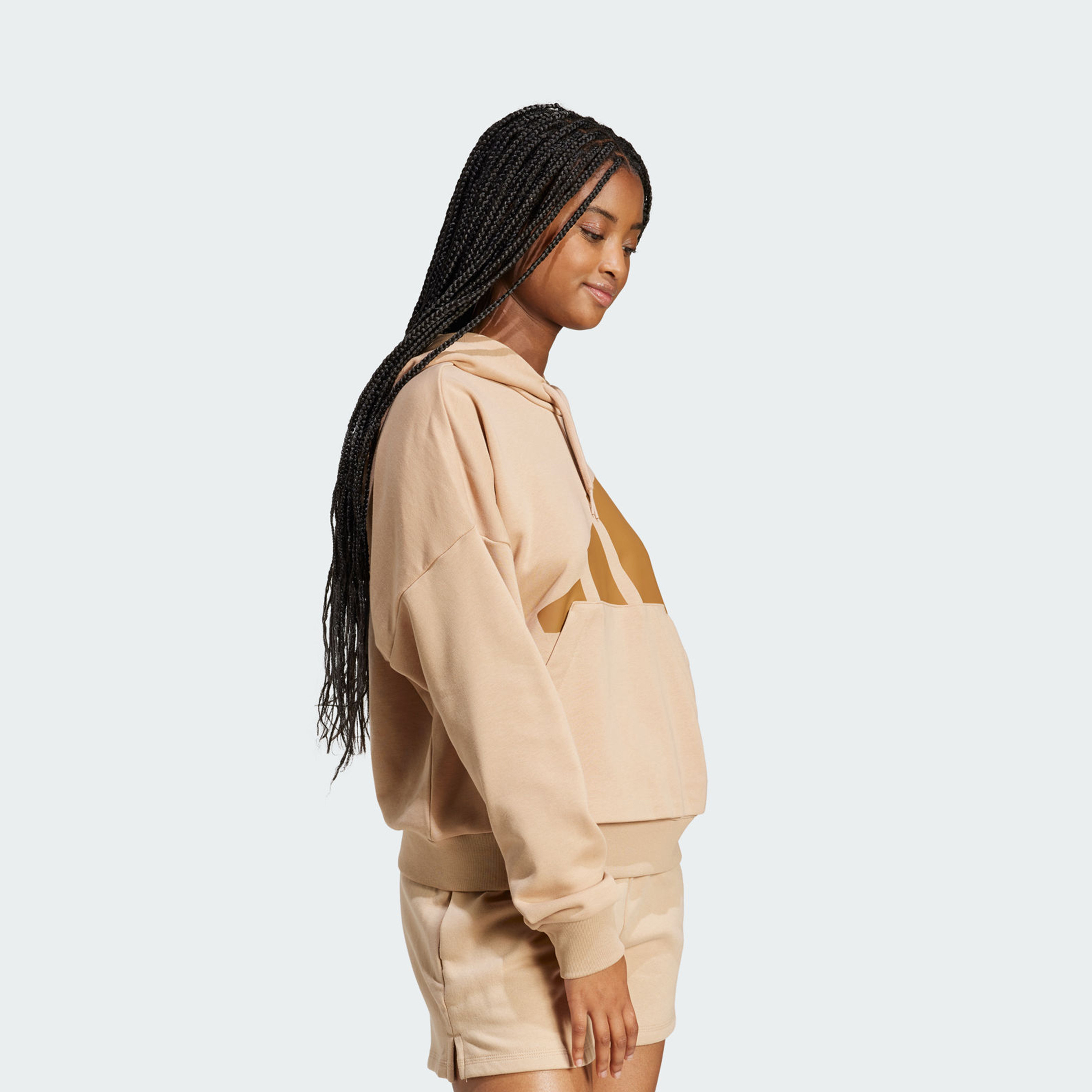 أديداس - هودي فضفاض إسينشالز بشعار كبير من التيري الفرنسي للنساء | OE-sports-women-clothing-hoodiesandsweatshirts-image-2