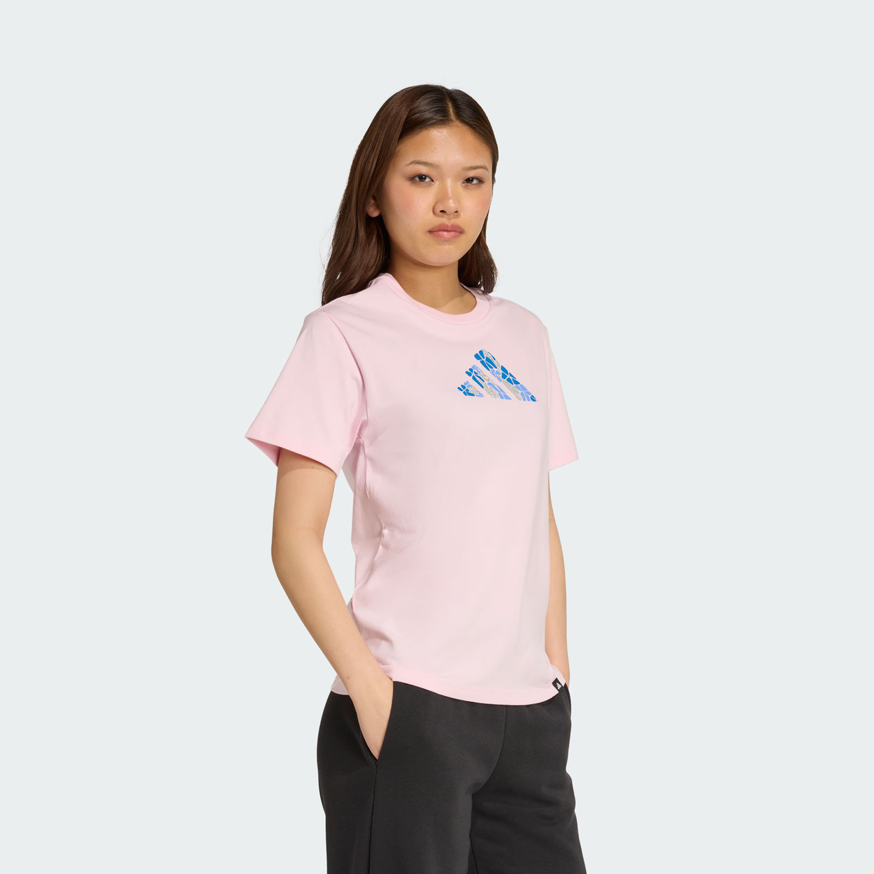 أديداس - تي شيرت جرافيكي برسومات جانبية ناعمة للنساء | OE-women-clothing-tshirts-image-2