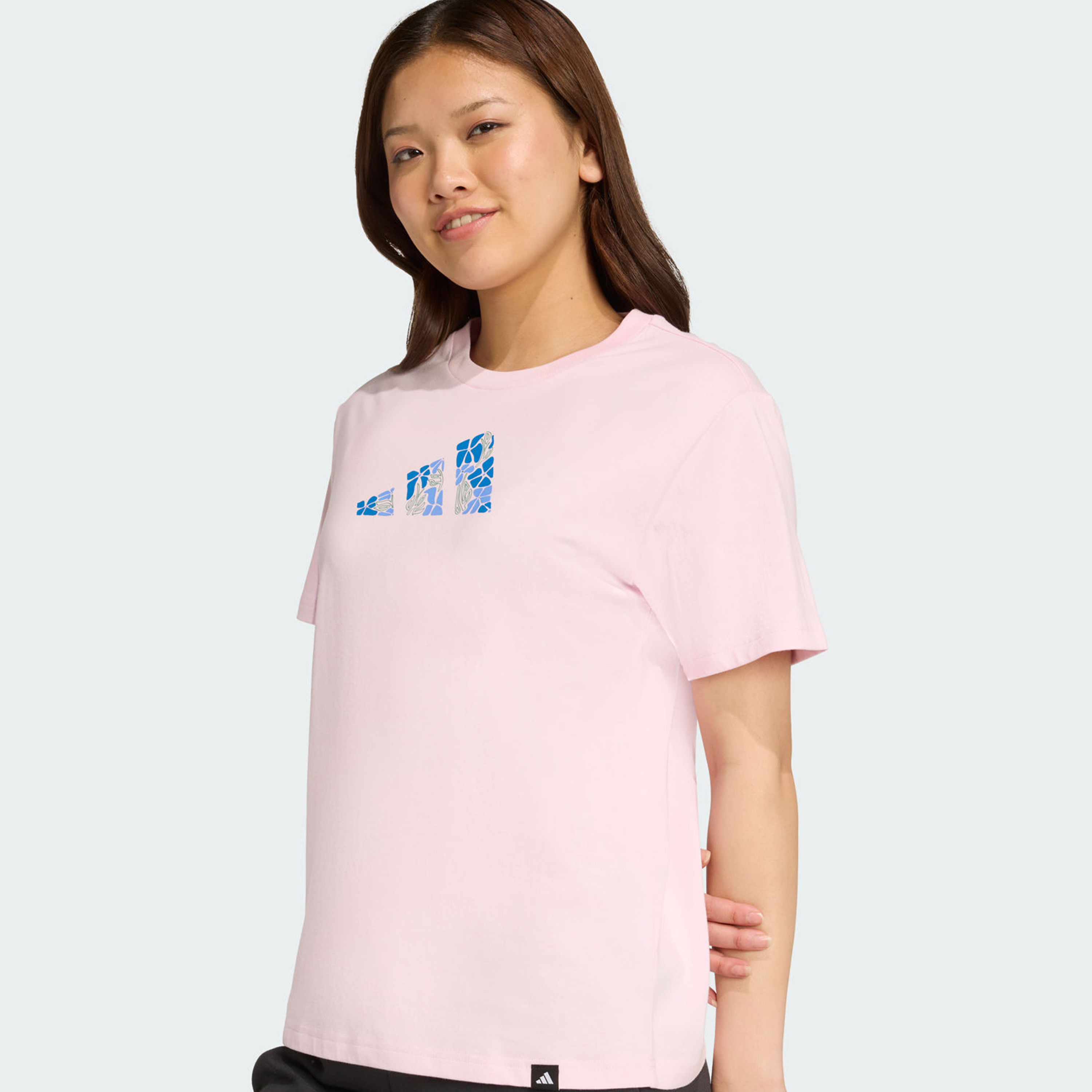أديداس - تي شيرت جرافيكي برسومات جانبية ناعمة للنساء | OE-women-clothing-tshirts-image-4