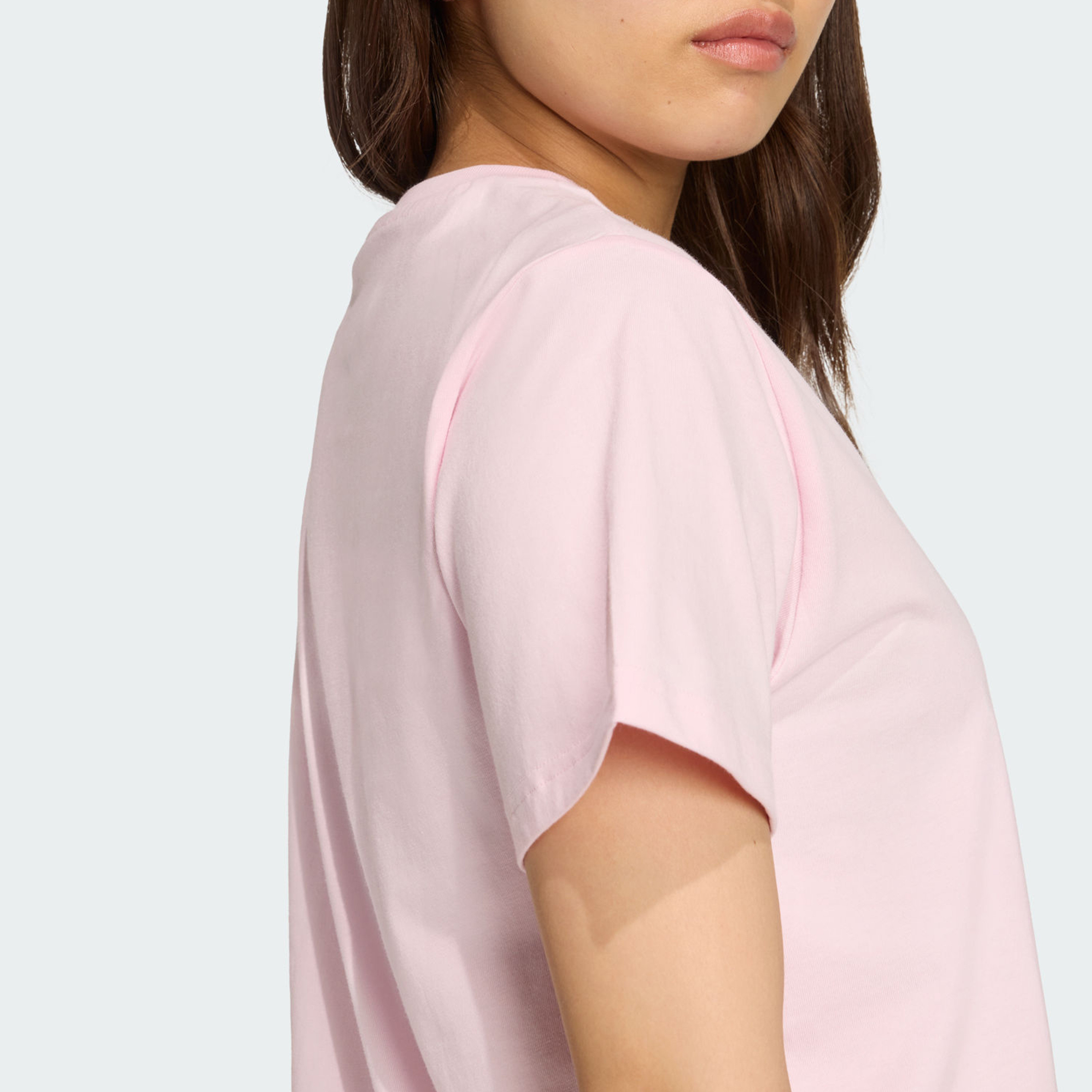 أديداس - تي شيرت جرافيكي برسومات جانبية ناعمة للنساء | OE-women-clothing-tshirts-image-5