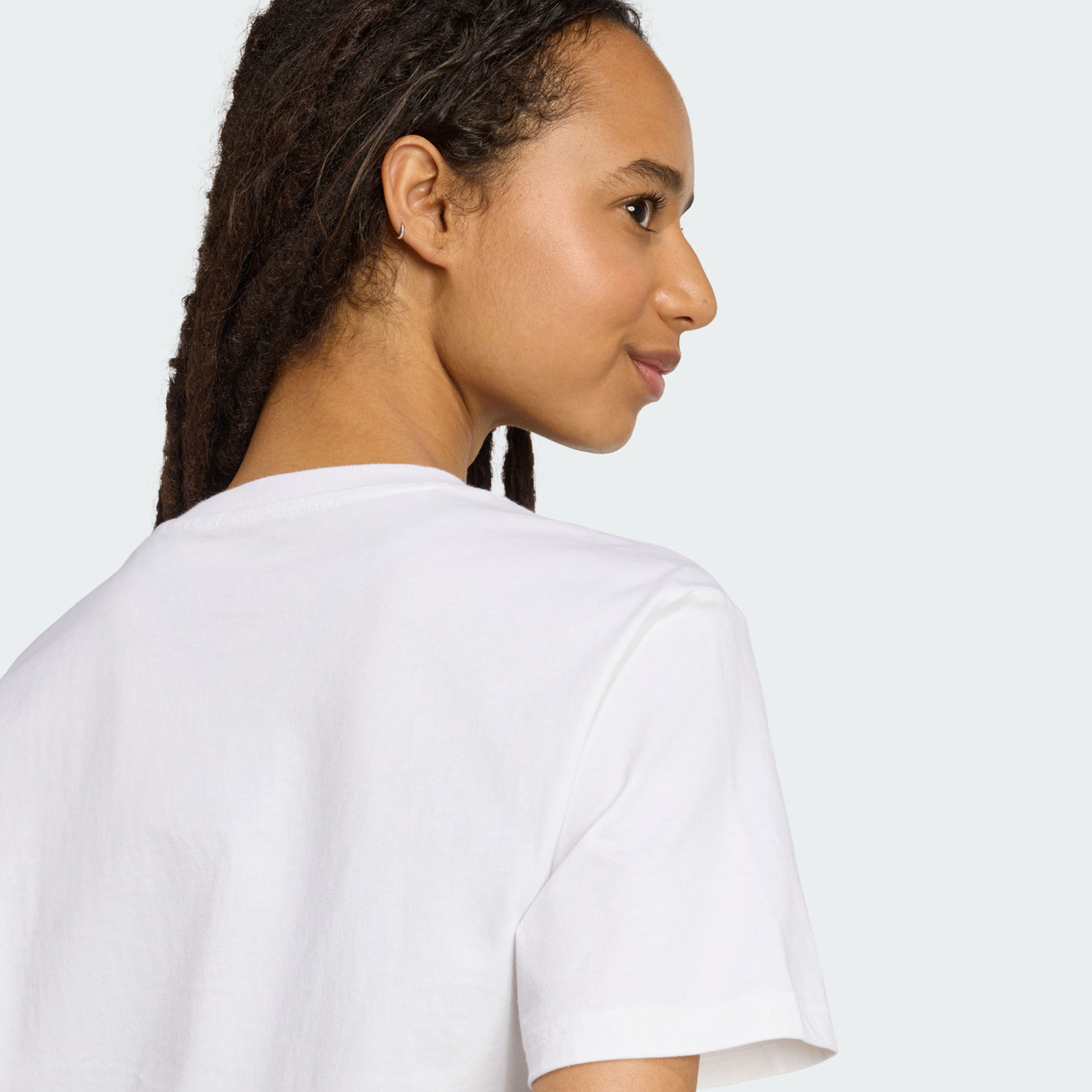أديداس - تي شيرت جرافيكي برسومات جانبية ناعمة للنساء | OE-women-clothing-tshirts-image-11