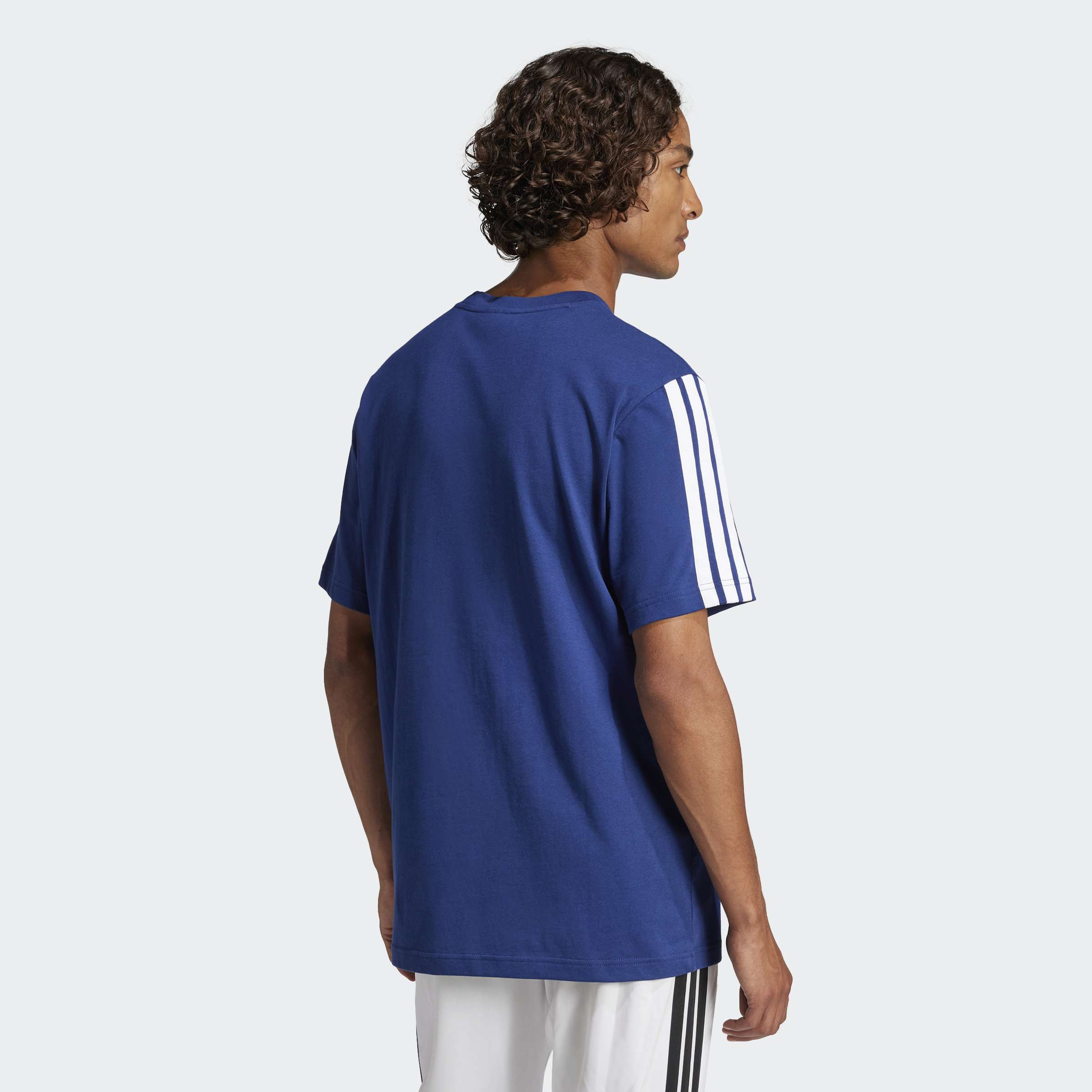 اديداس - تيشيرت رجالي أساسي بثلاثة خطوط قماش جيرسي مفرد بأكمام قصيرة-men-clothing-sportswearandactivewear-tshirtsandpolos-image-2