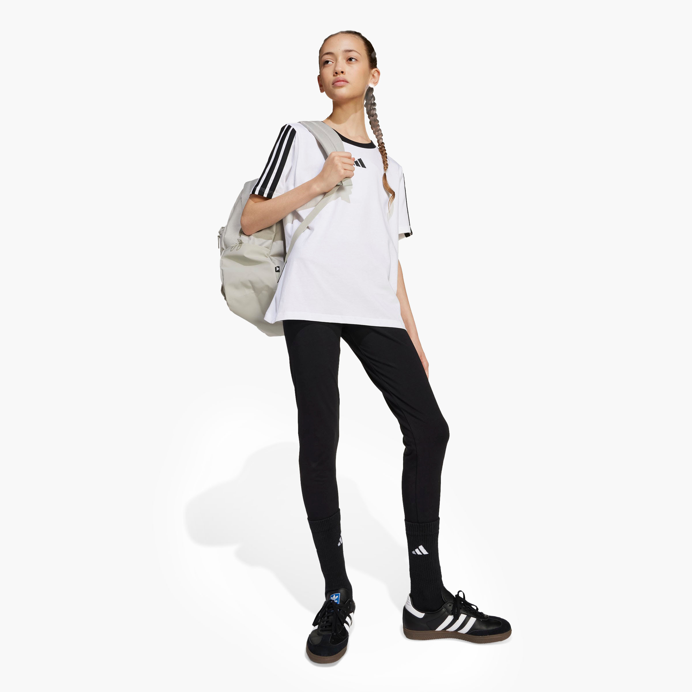تيشيرت بياقة ضيقة وأكمام قصيرة وطبعات شعار من أديداس-girls-clothing-tshirts-image-4