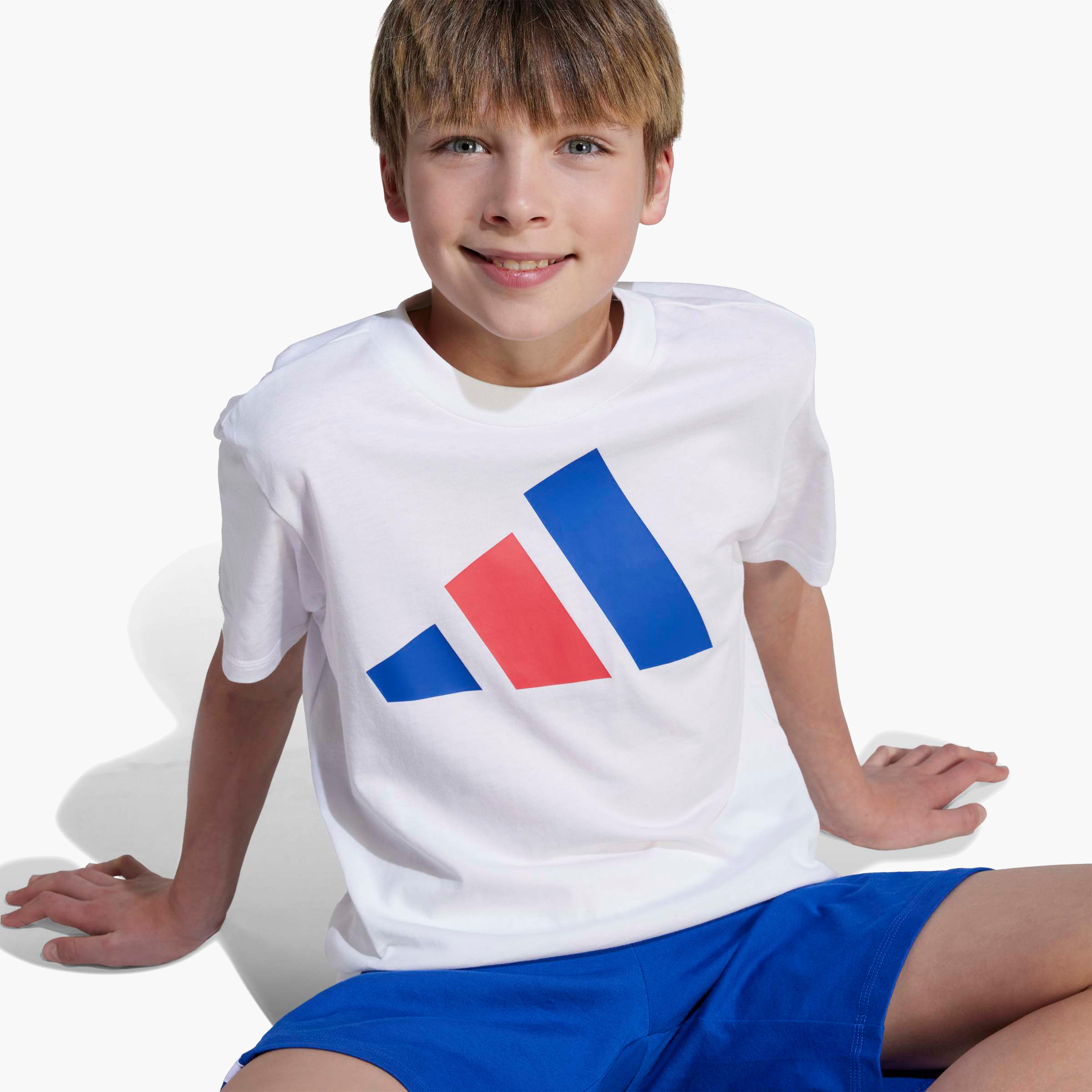 تيشيرت بياقة ضيقة وطبعات الشعار من أديداس-boys-clothing-sportswear-tops-image-5