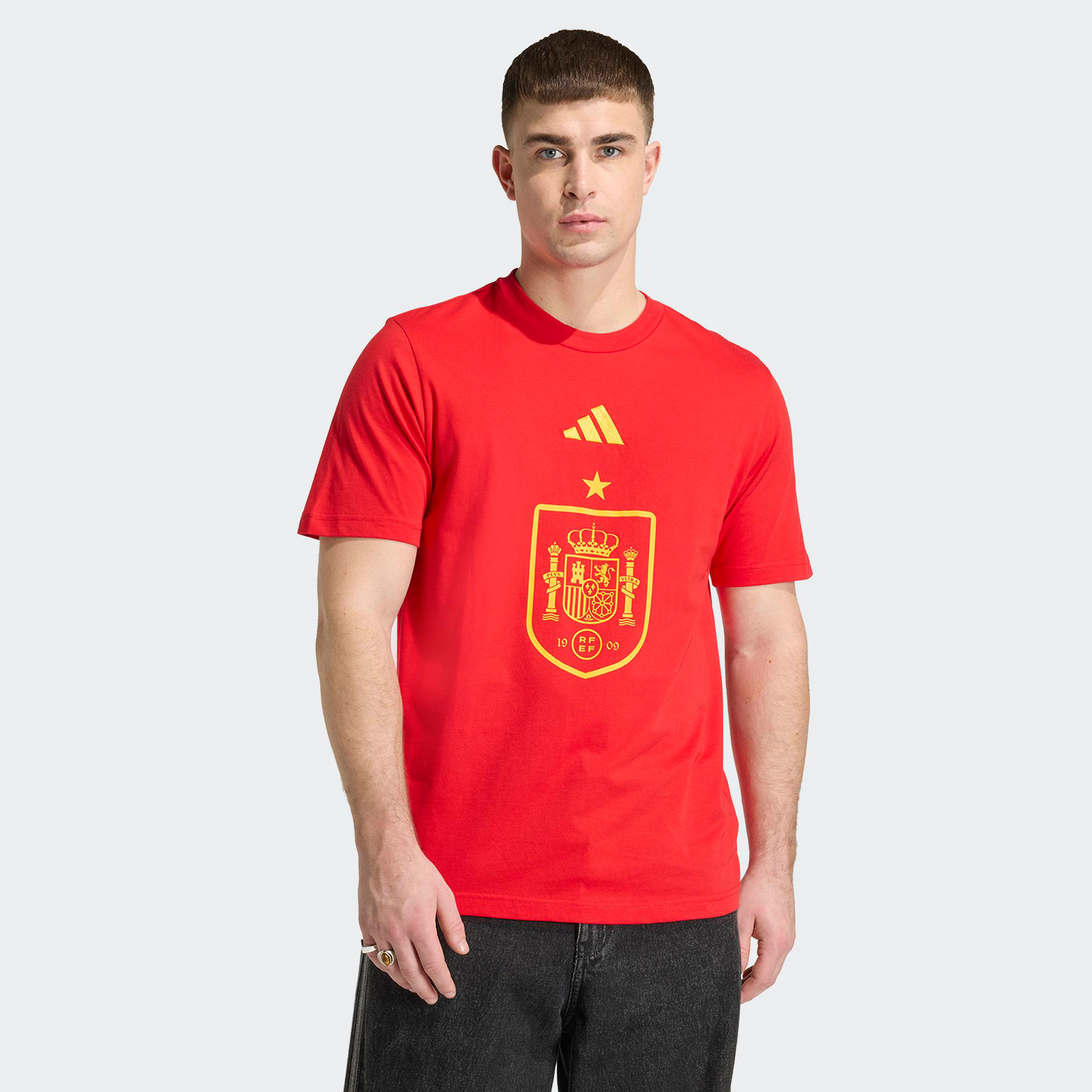 اديداس - تيشيرت المنتخب الاسباني للرجال – كم قصير-men-clothing-sportswearandactivewear-tshirtsandpolos-image-1