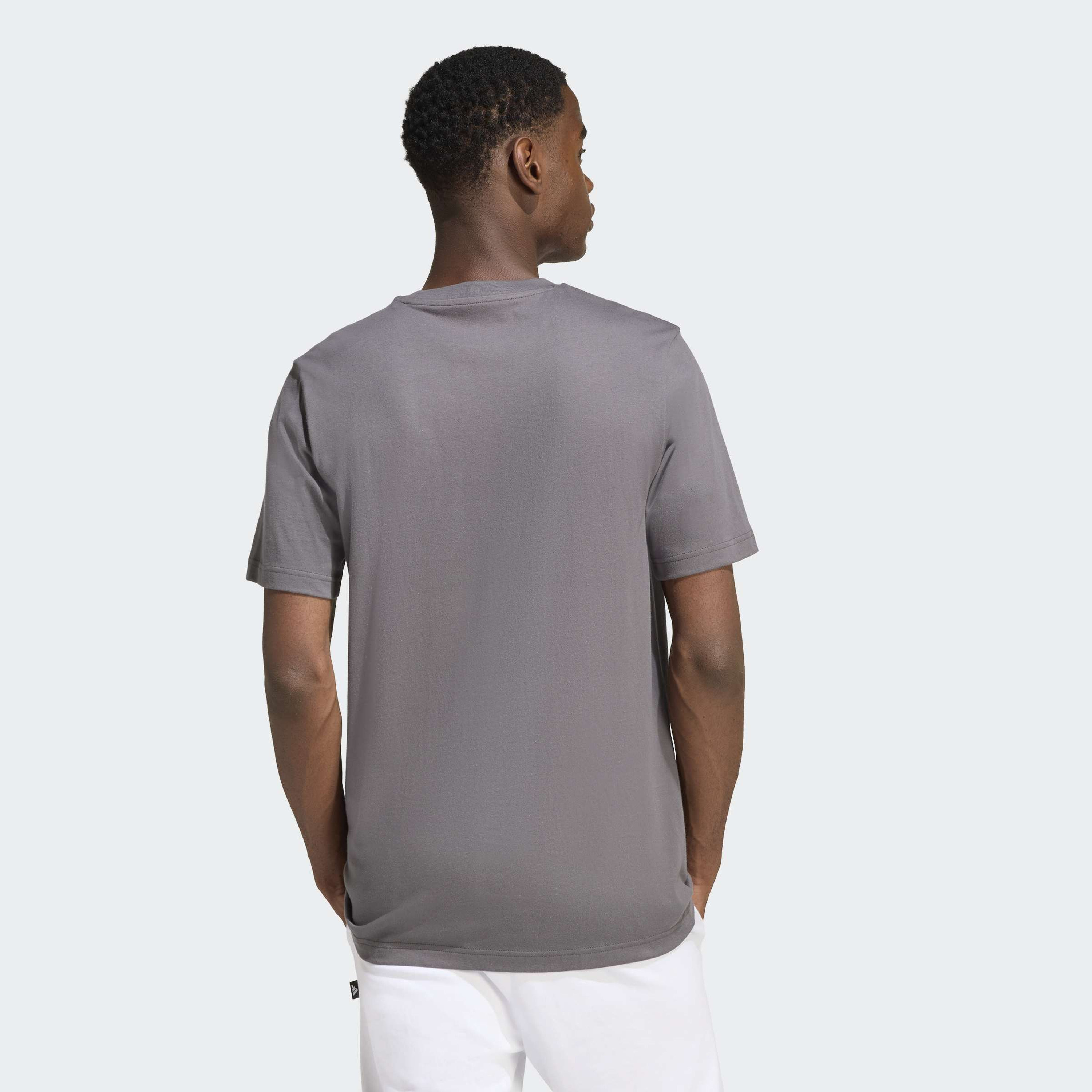 اديداس - تيشيرت رجالي بأكمام قصيرة بنقشة مموهة وشعار عصري-men-clothing-sportswearandactivewear-tshirtsandpolos-image-3