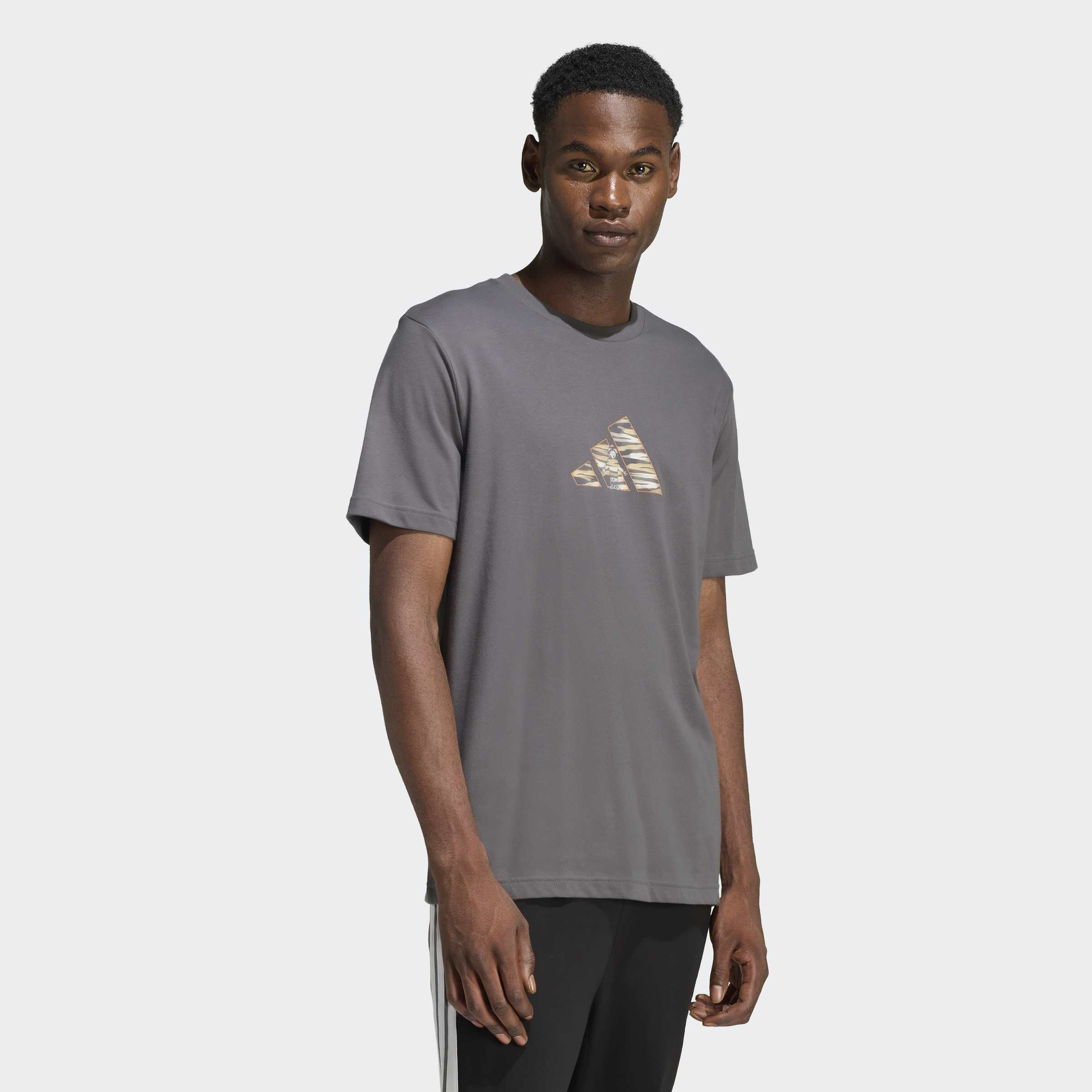 اديداس - تيشيرت رجالي بأكمام قصيرة برسومات مموهة للمستكشفين-men-clothing-sportswearandactivewear-tshirtsandpolos-image-8