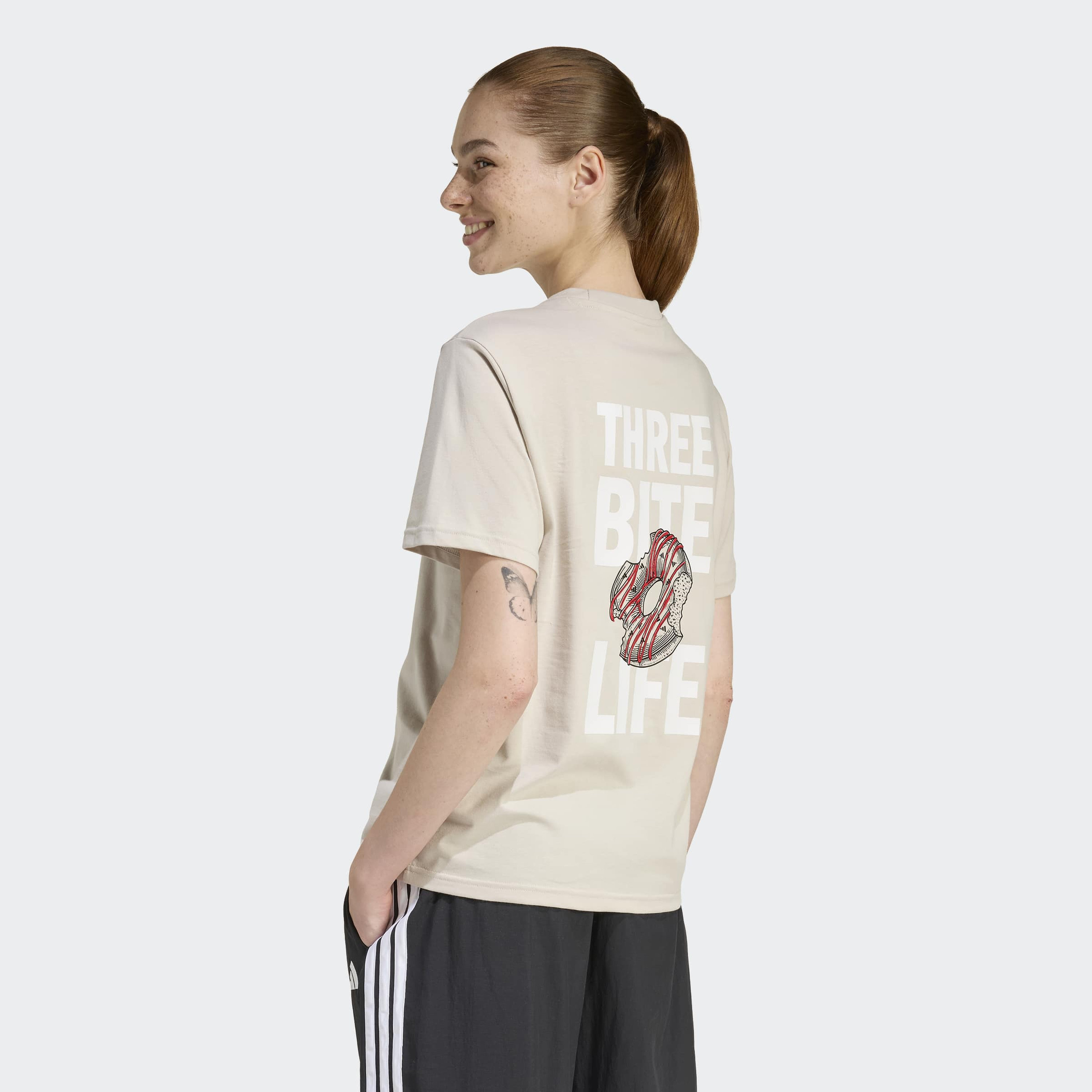 اديداس - تيشيرت نسائي رياضي ناعم بأكمام قصيرة مزين برسومات-sports-women-clothing-tshirtsandvests-image-10