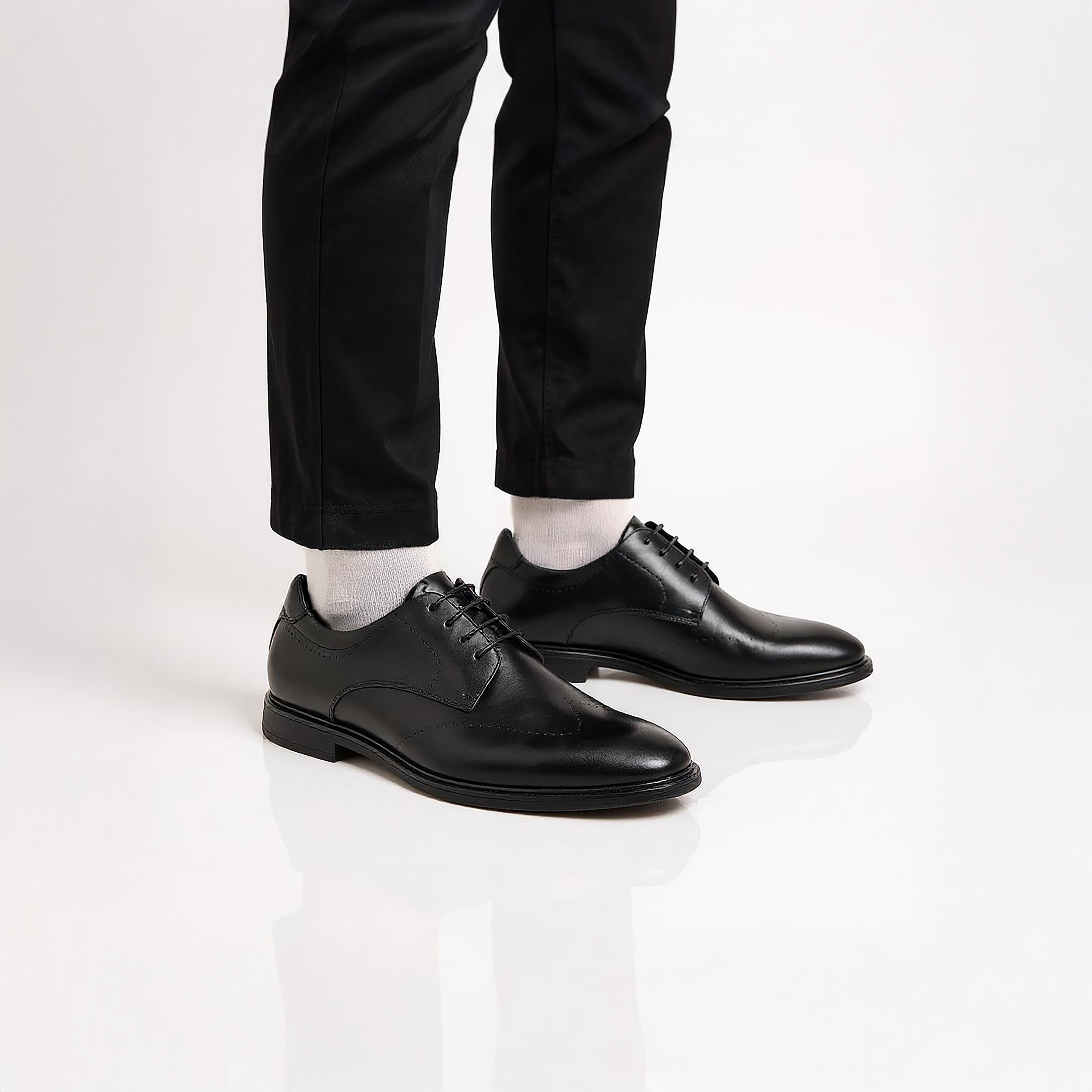 Le Confort Leather Solid Derby Shoes with Lace-Up Closure-men-shoes-formalshoes-image-2