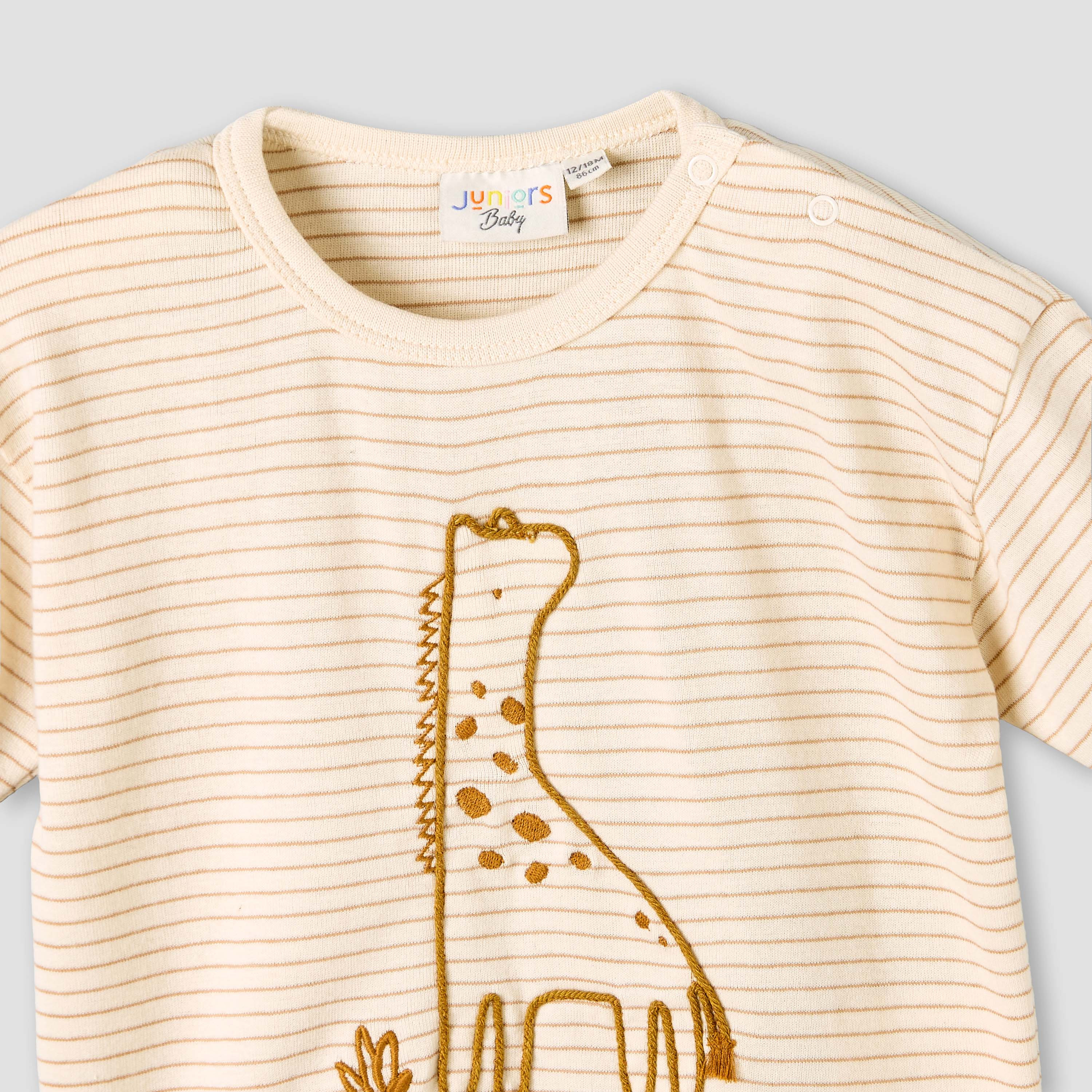 تيشيرت برقبة ضيقة وأكمام قصيرة وتطريز زرافة من جونيورز-baby-boys-clothing-tshirtsandpolos-image-4