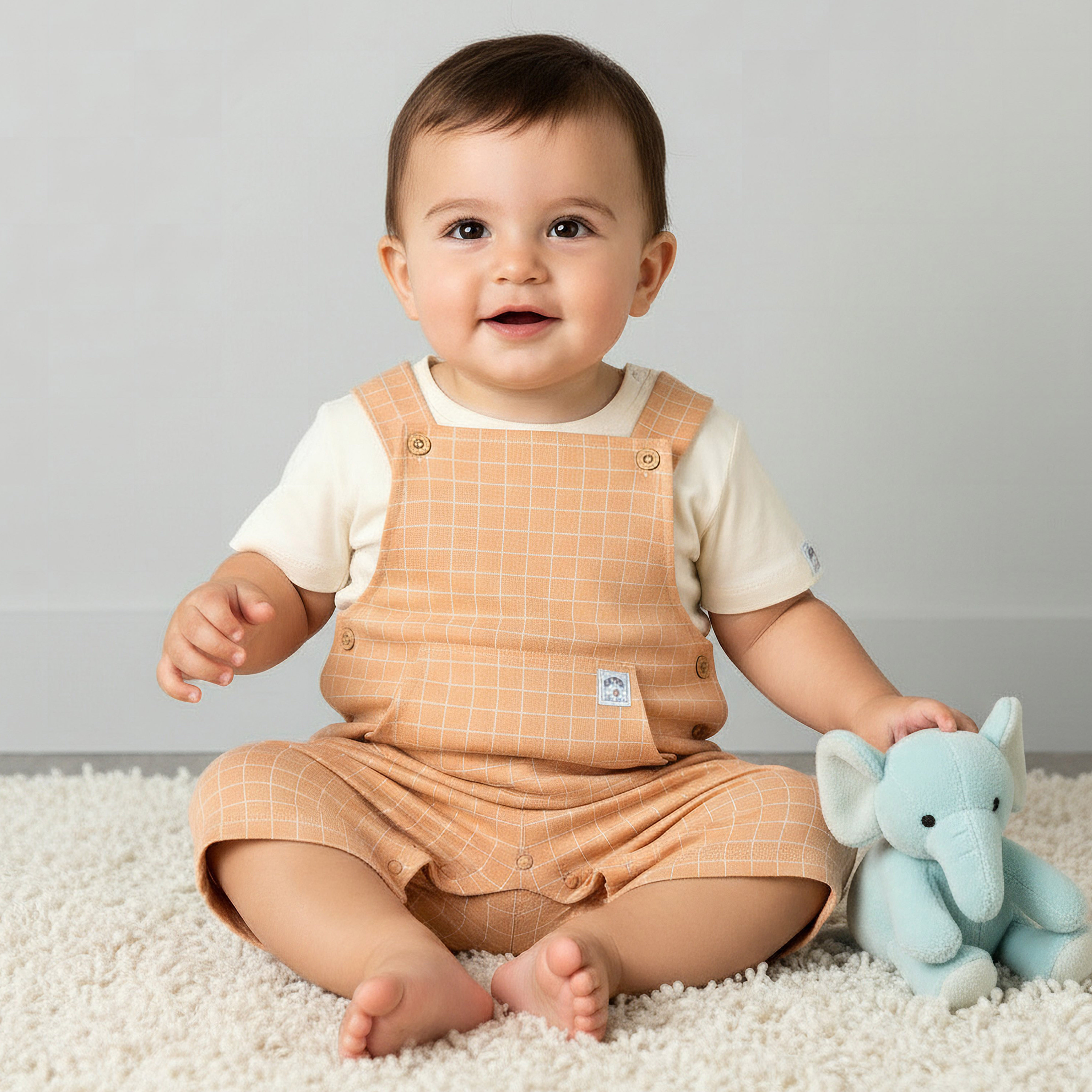 طقم تيشيرت بياقة ضيقة وأكمام قصيرة مع دنغري بتفاصيل مربعات من جونيورز-baby-boys-clothing-setsandcoords-image-1