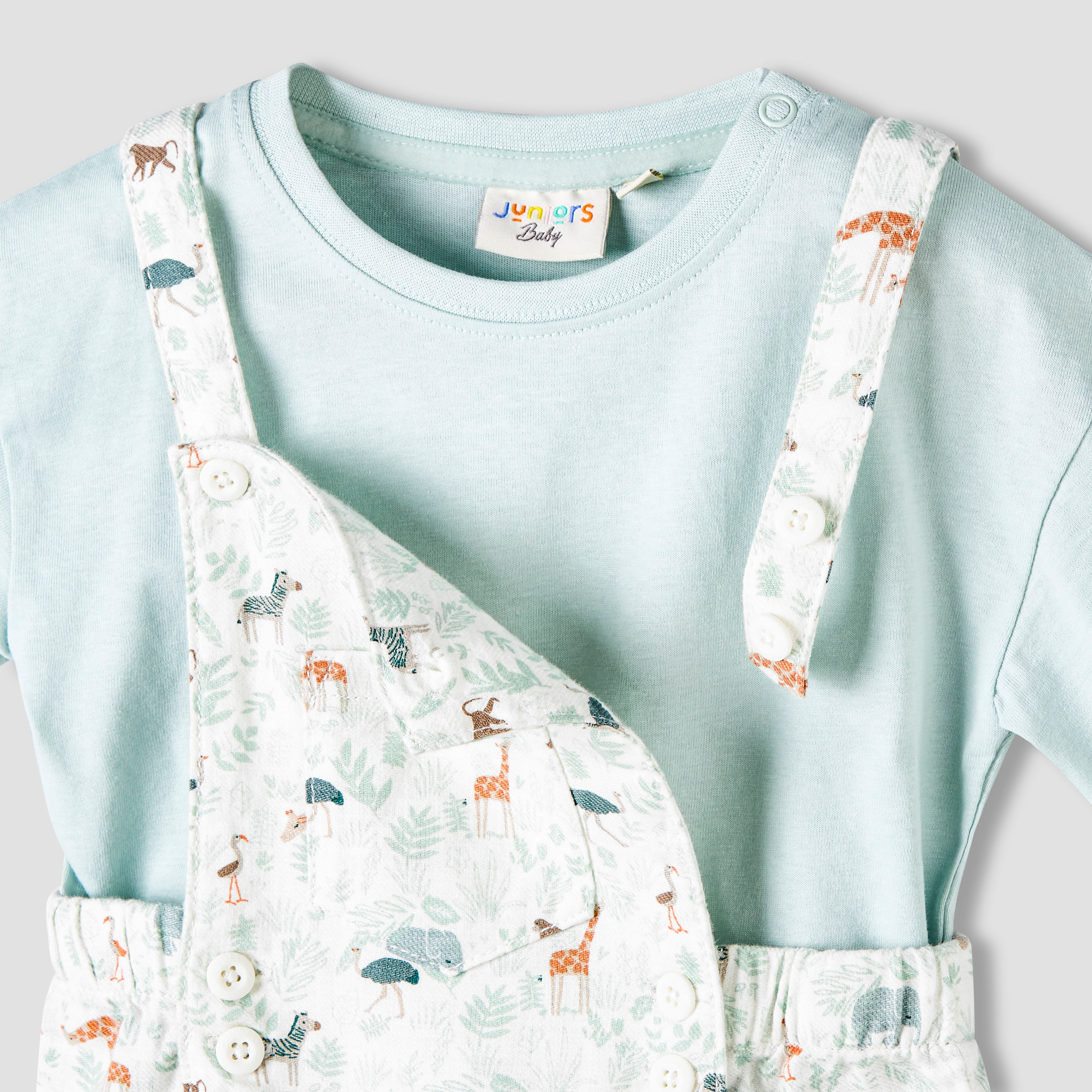 تيشيرت بأكمام قصيرة وياقة مستديرة مع دنغري وكاب من جونيورز-baby-boys-clothing-setsandcoords-image-5