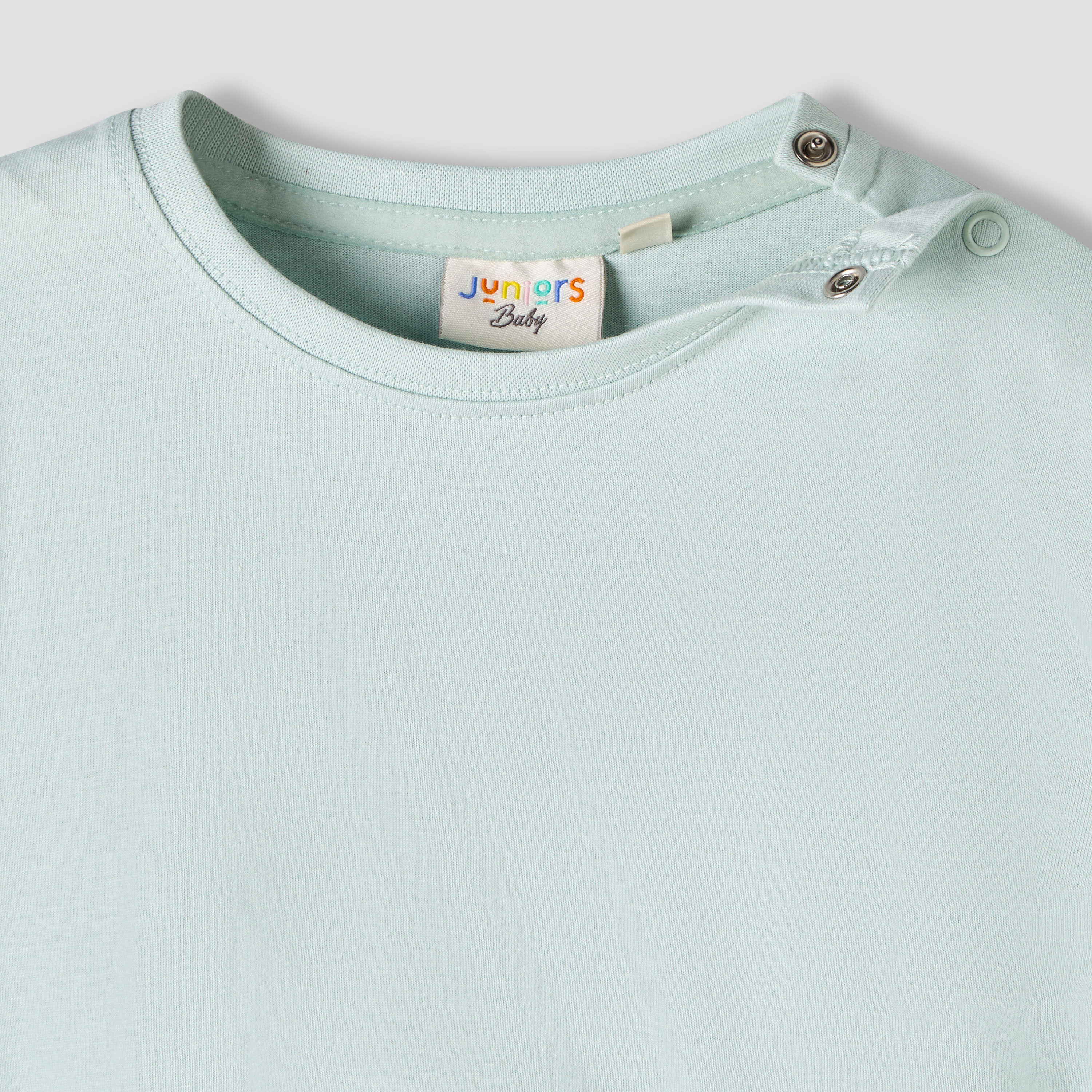 تيشيرت بأكمام قصيرة وياقة مستديرة مع دنغري وكاب من جونيورز-baby-boys-clothing-setsandcoords-image-3