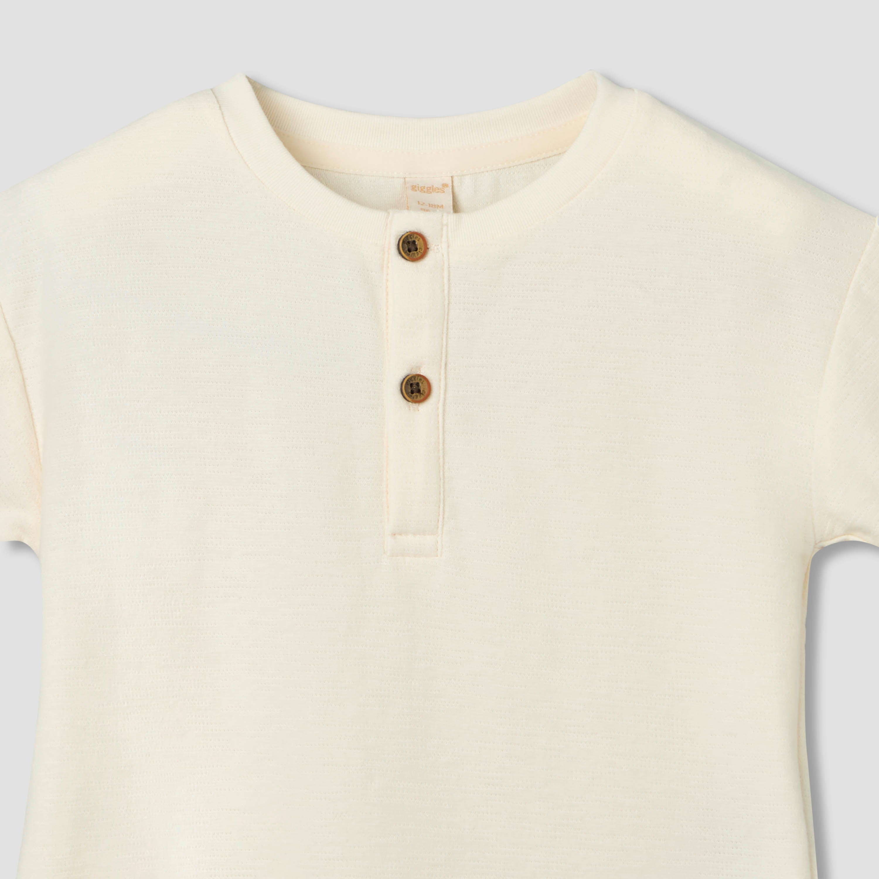 طقم تيشيرت بياقة هنلي وأكمام قصيرة ودنغري بجيب على الصدر من جيجلز-baby-boys-clothing-setsandcoords-image-2