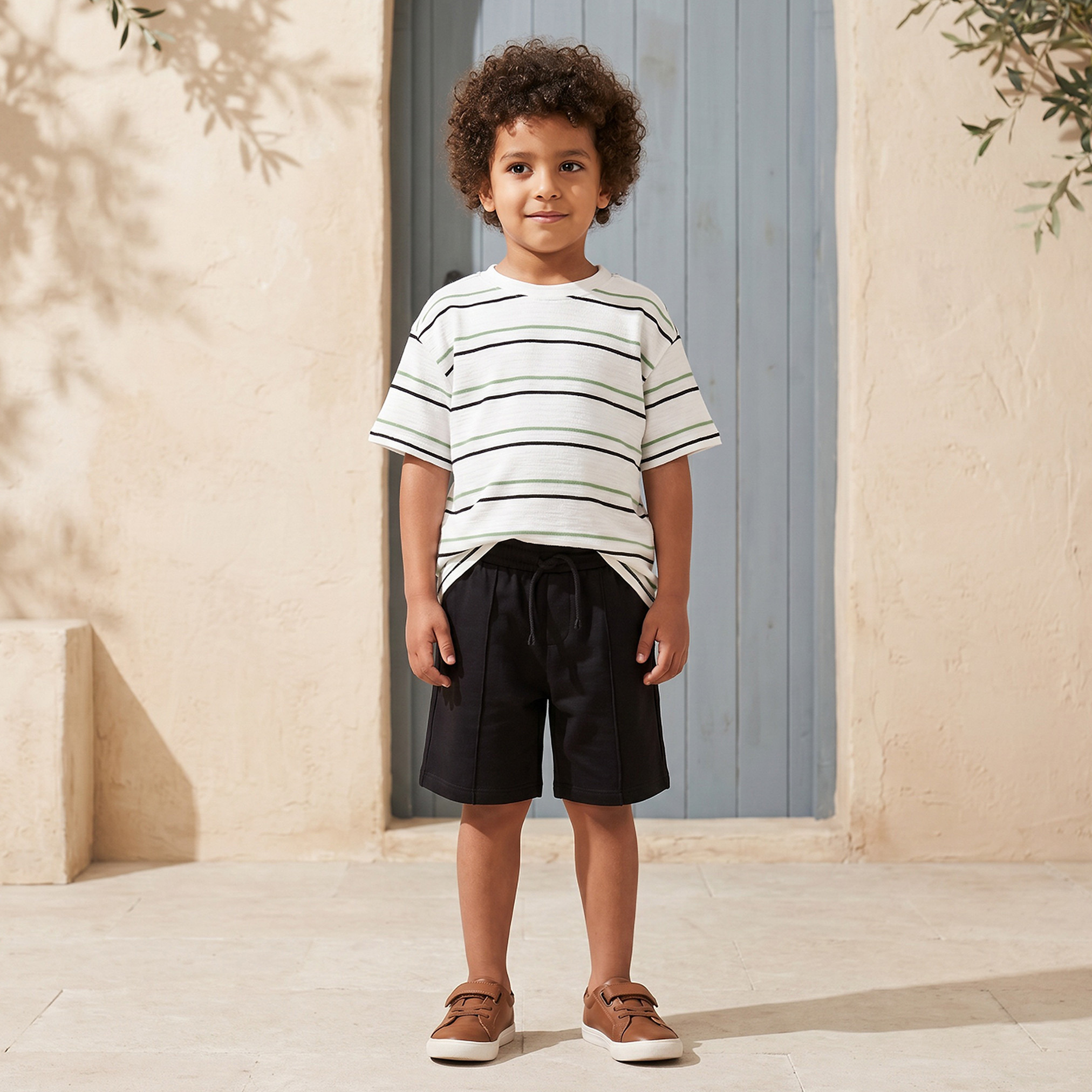 طقم تيشيرت بياقة مستديرة وأكمام قصيرة وشورت من جونيورز - طقم 3 قطع-boys-clothing-setsandcoords-image-2