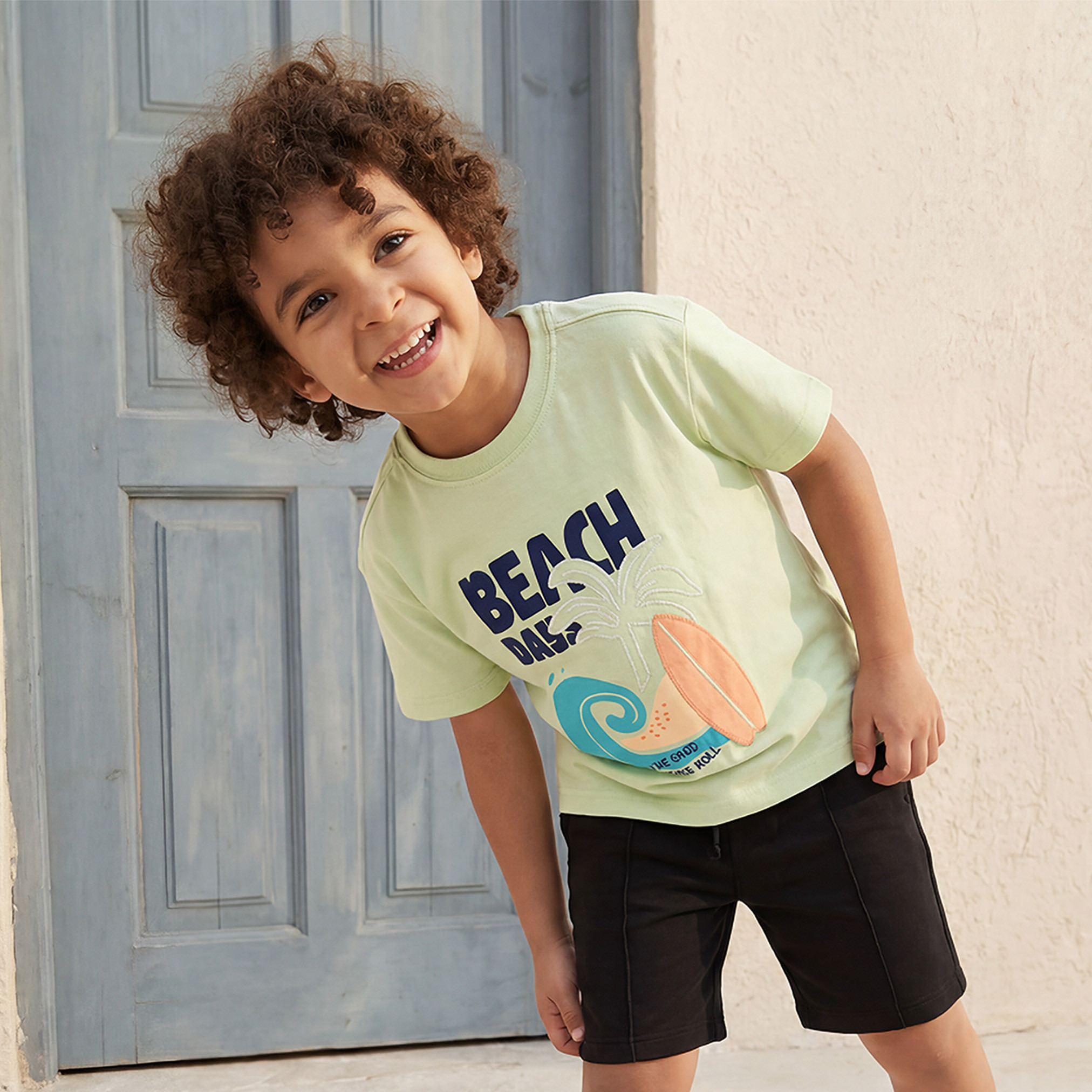 طقم تيشيرت بياقة مستديرة وأكمام قصيرة وشورت من جونيورز - طقم 3 قطع-boys-clothing-setsandcoords-image-3