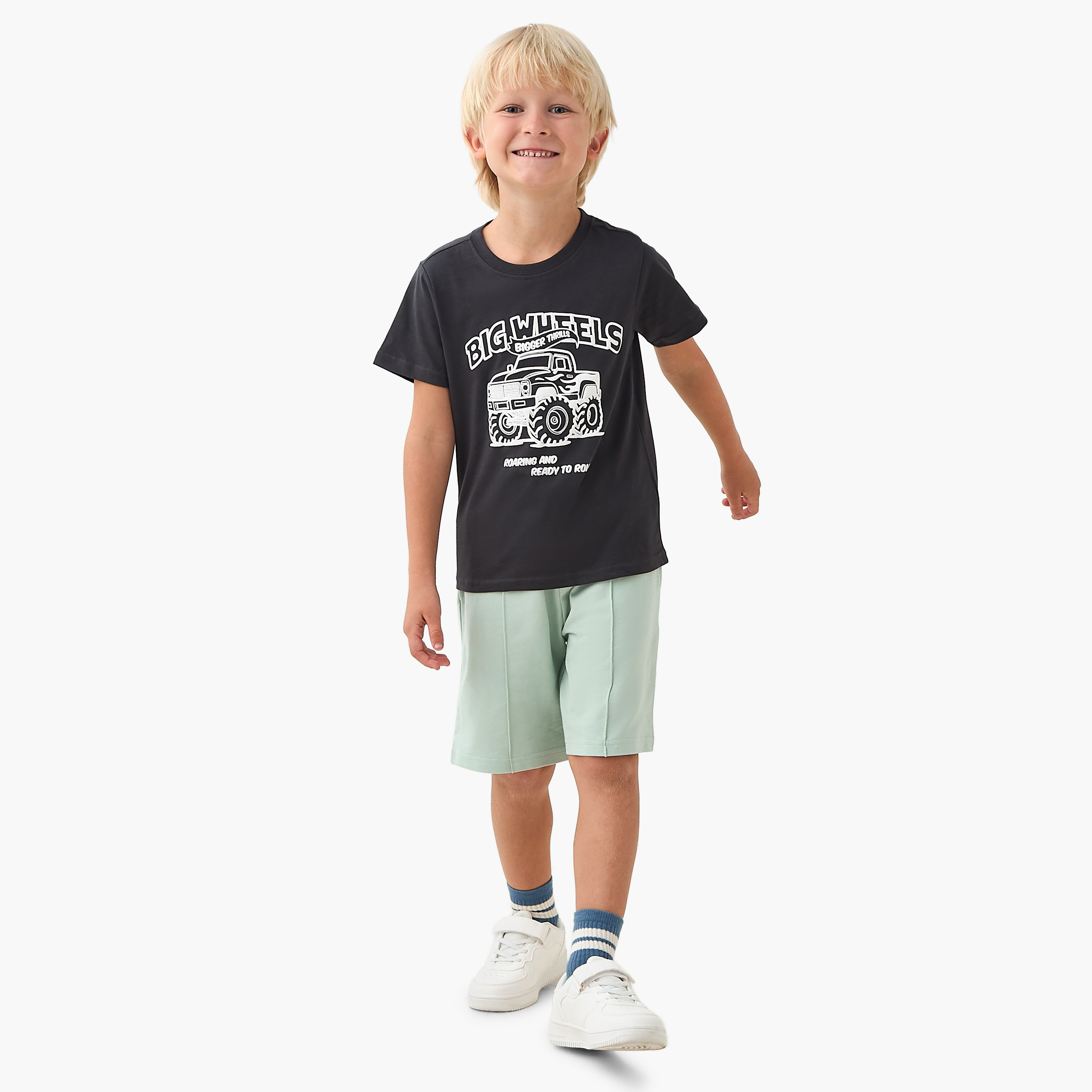 تيشيرت بطبعات شاحنة وياقة ضيقة وأكمام قصيرة من جونيورز-boys-clothing-tshirtsandpolos-image-2
