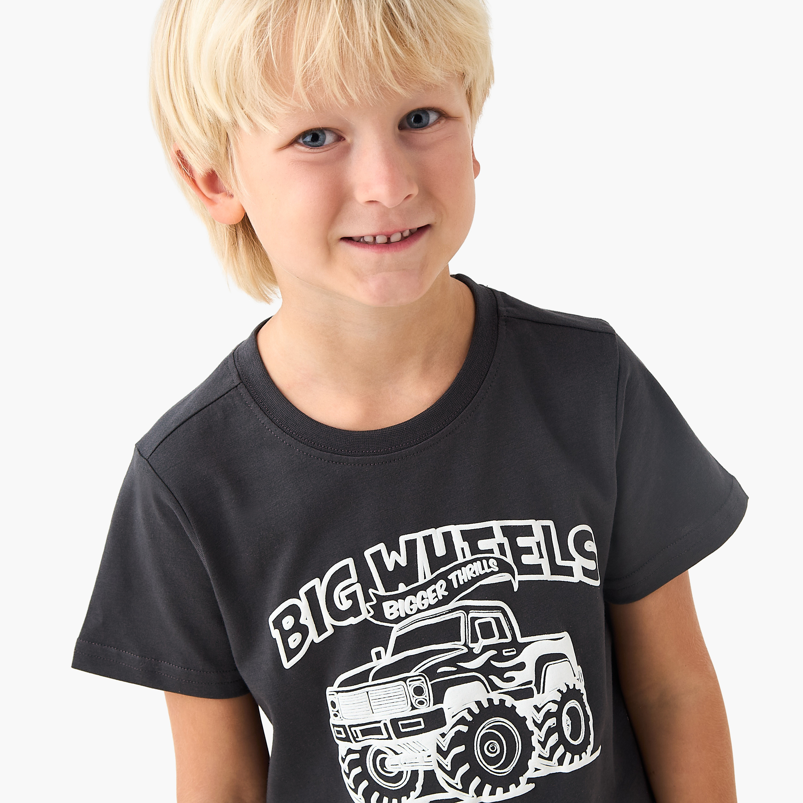 تيشيرت بطبعات شاحنة وياقة ضيقة وأكمام قصيرة من جونيورز-boys-clothing-tshirtsandpolos-image-4