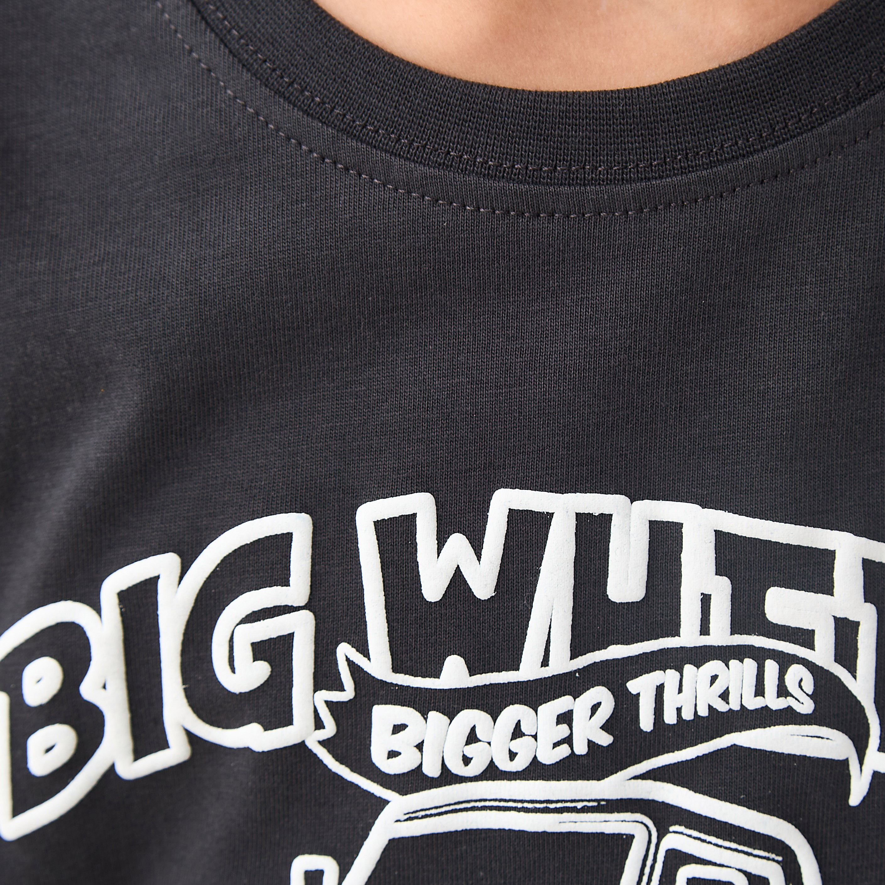 تيشيرت بطبعات شاحنة وياقة ضيقة وأكمام قصيرة من جونيورز-boys-clothing-tshirtsandpolos-image-5