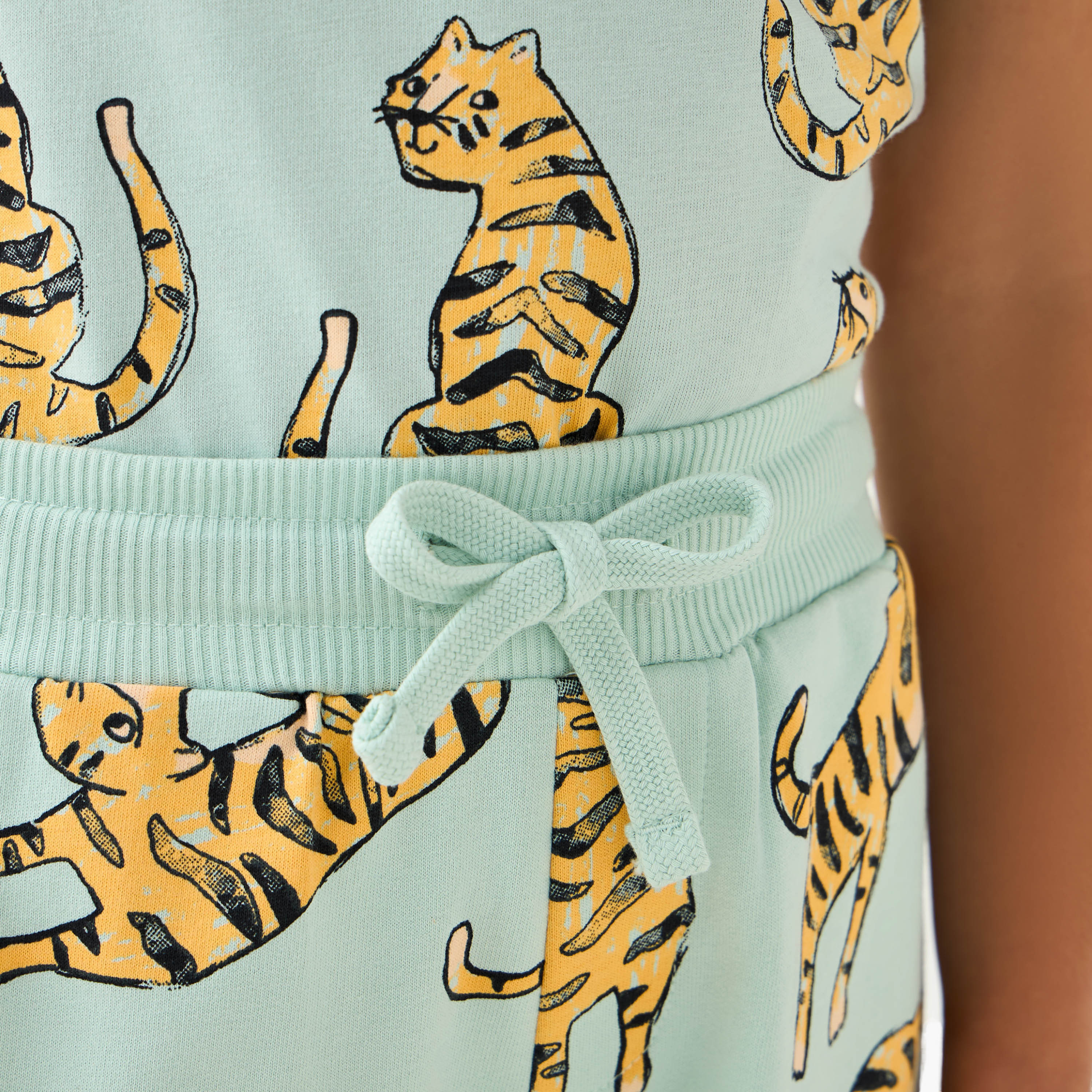 شورت بخصر برباط وطبعات نمر من جونيورز-boys-clothing-bottoms-shorts-image-1