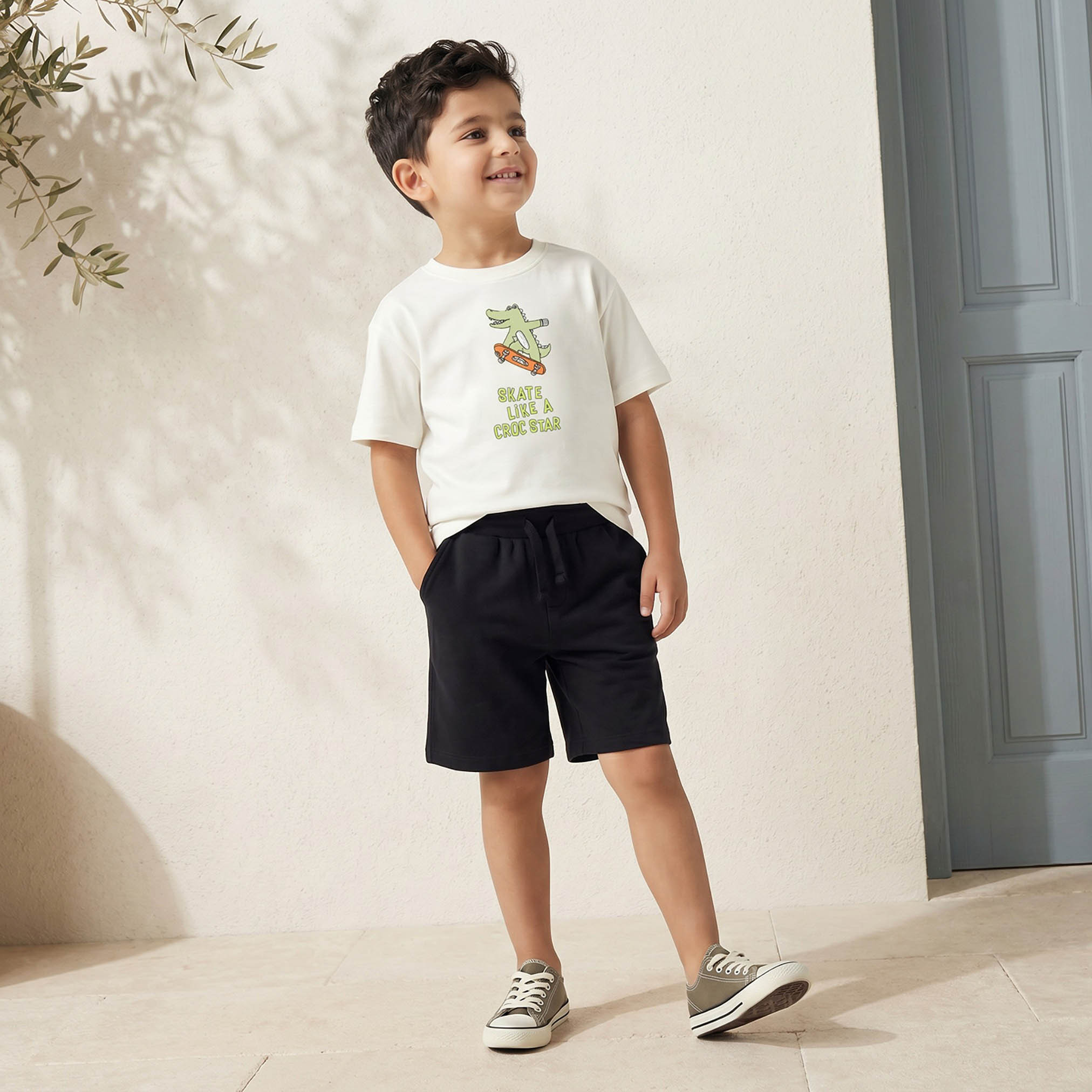 طقم تيشيرت بياقة ضيقة وأكمام قصيرة وتطريز تمساح من جونيورز-boys-clothing-setsandcoords-image-1