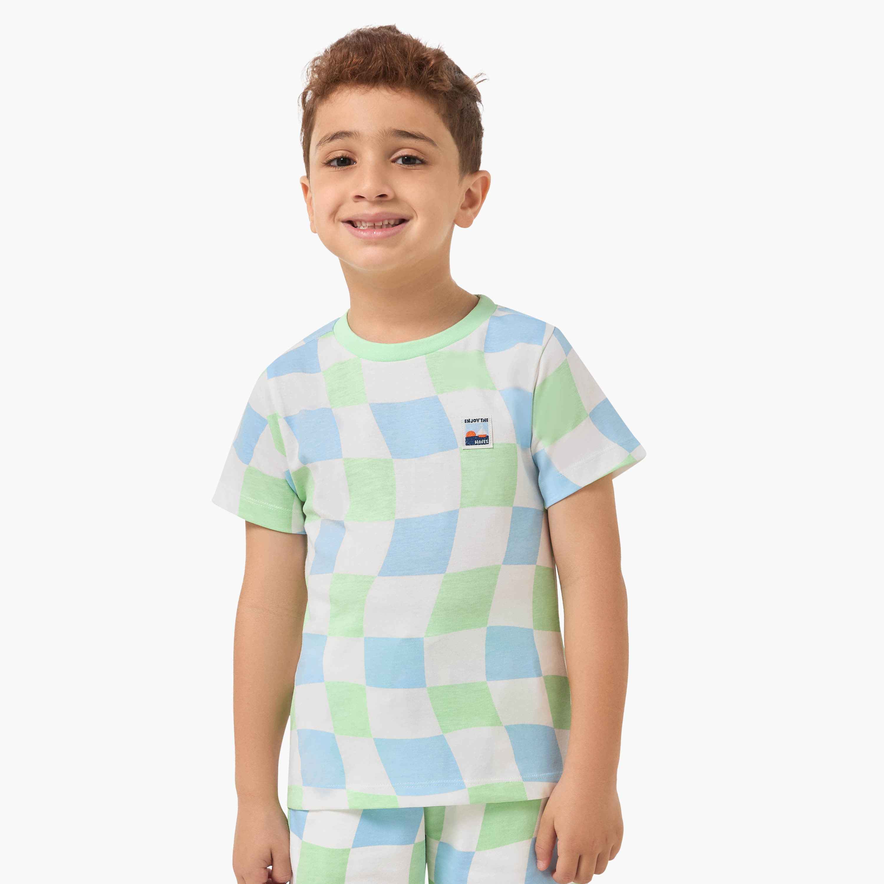 طقم من 3 - طقم تيشيرت بياقة ضيقة وأكمام قصيرة وشورت بطبعات متنوعة من جونيورز-boys-clothing-setsandcoords-image-10