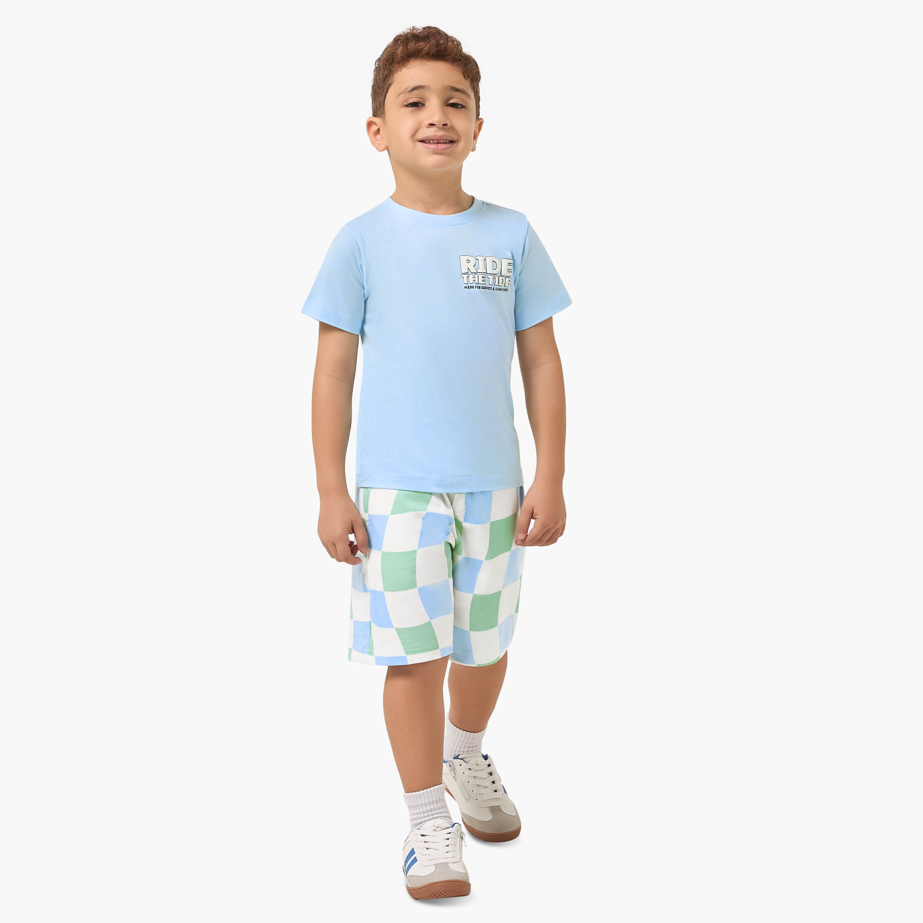 طقم من 3 - طقم تيشيرت بياقة ضيقة وأكمام قصيرة وشورت بطبعات متنوعة من جونيورز-boys-clothing-setsandcoords-image-2
