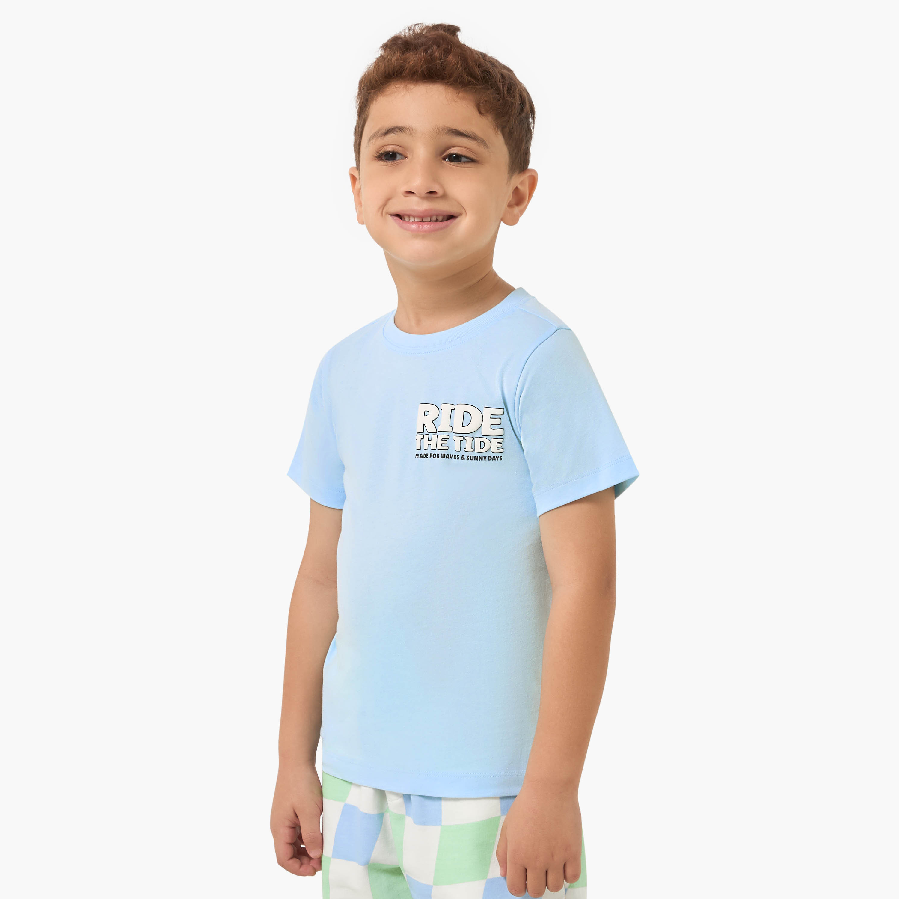 طقم من 3 - طقم تيشيرت بياقة ضيقة وأكمام قصيرة وشورت بطبعات متنوعة من جونيورز-boys-clothing-setsandcoords-image-3