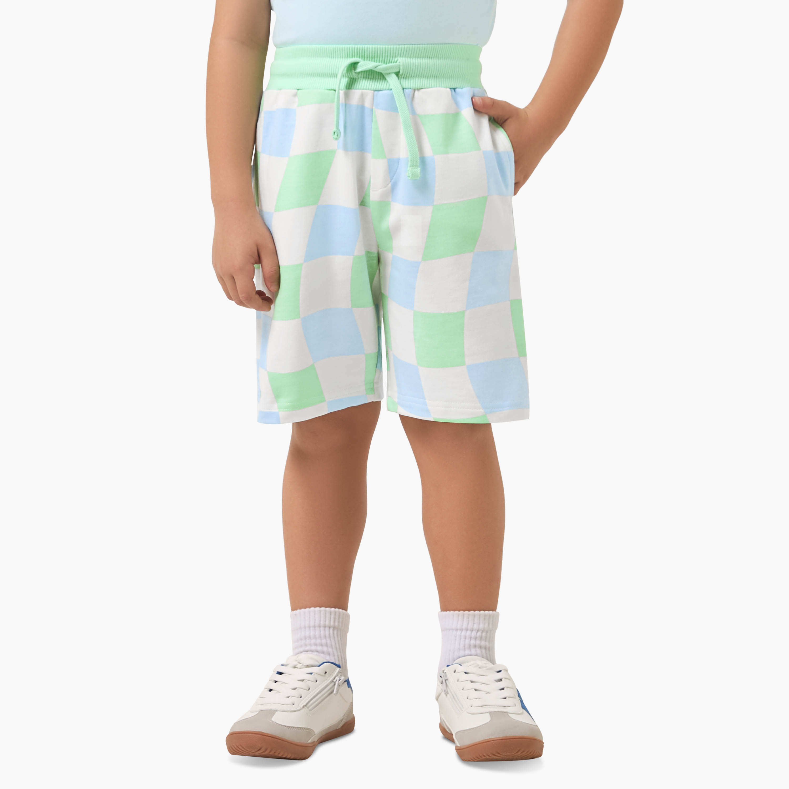طقم من 3 - طقم تيشيرت بياقة ضيقة وأكمام قصيرة وشورت بطبعات متنوعة من جونيورز-boys-clothing-setsandcoords-image-4