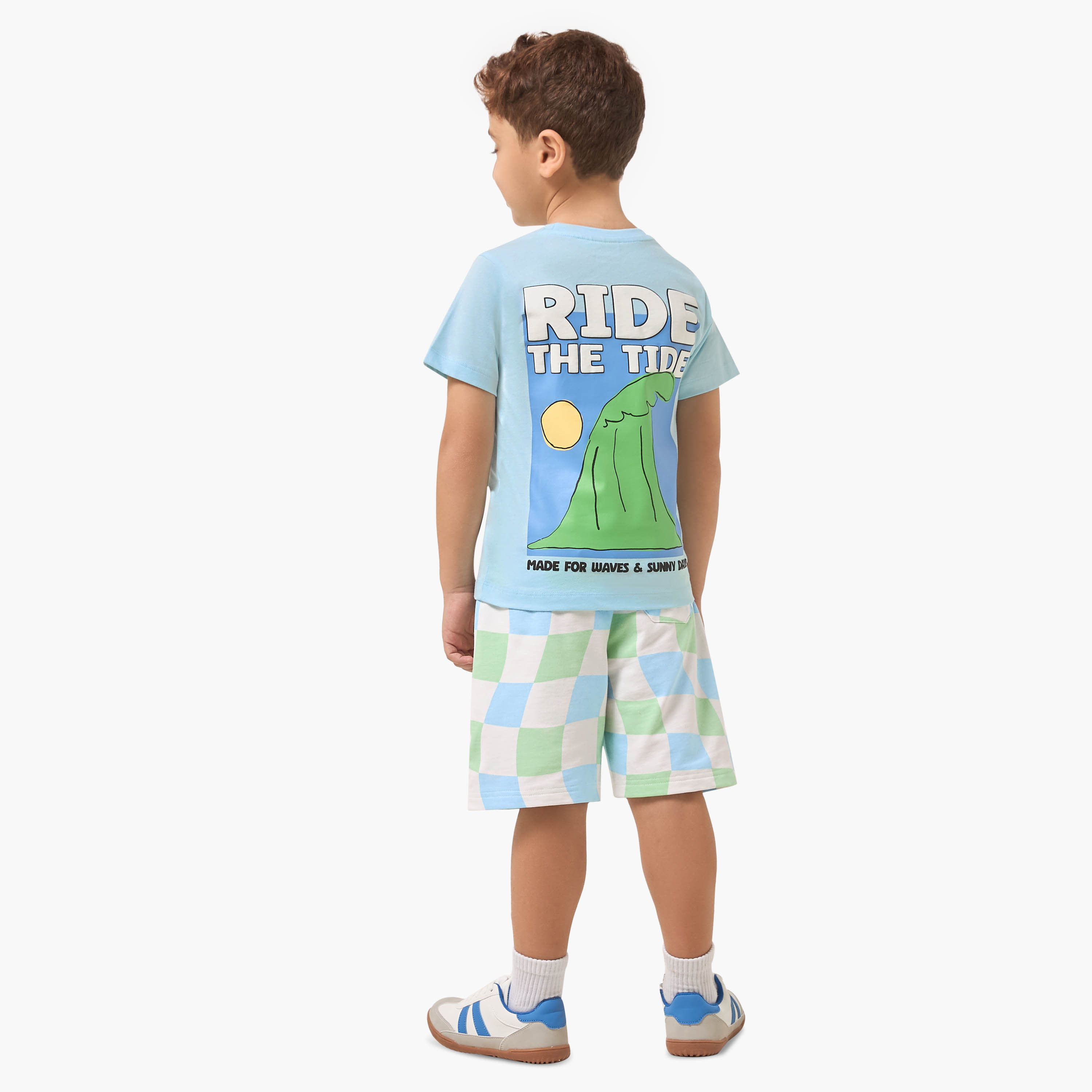 طقم من 3 - طقم تيشيرت بياقة ضيقة وأكمام قصيرة وشورت بطبعات متنوعة من جونيورز-boys-clothing-setsandcoords-image-5