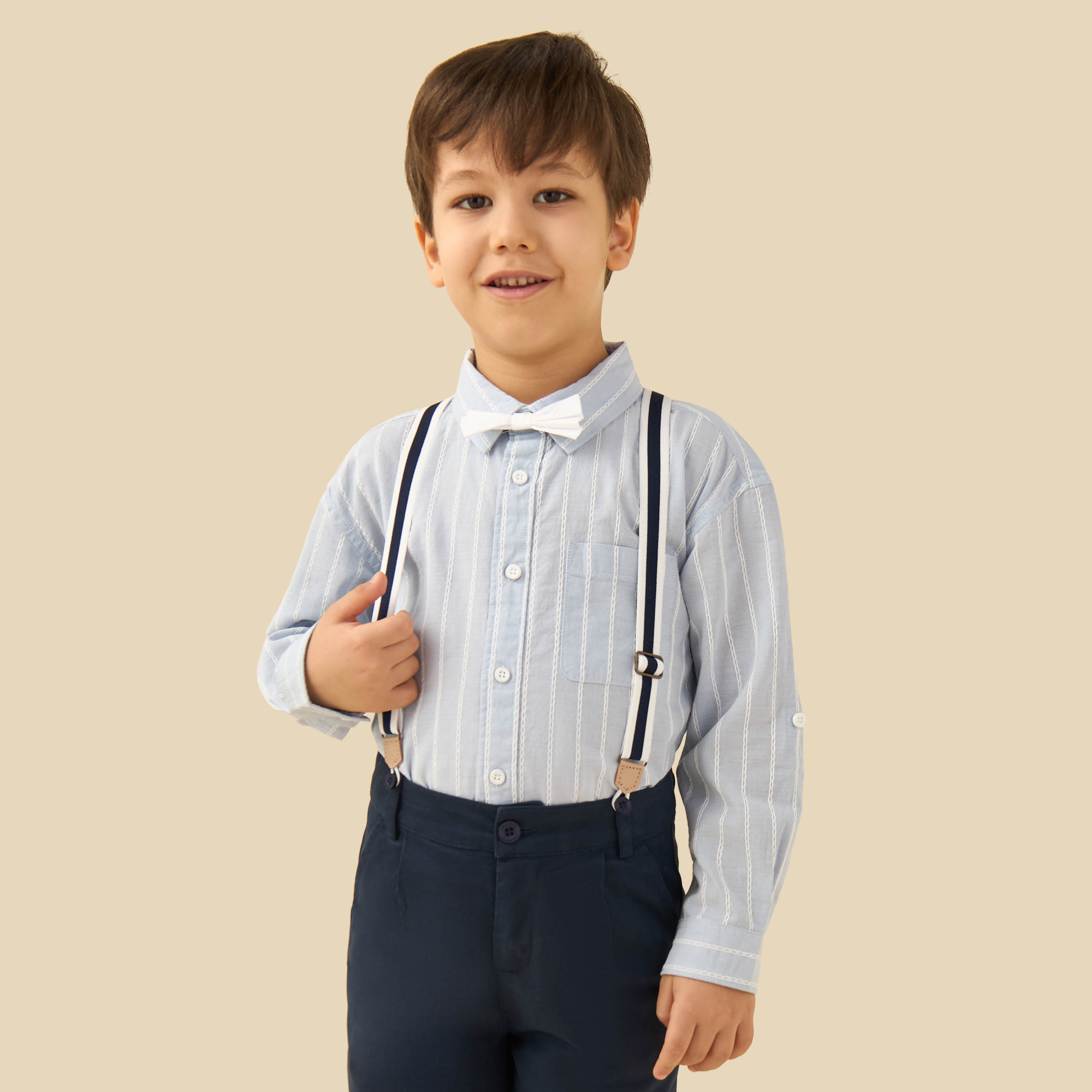 طقم قميص بياقة وأكمام طويلة مع حمالات وشورت بتطريز مخطط من جونيورز-boys-clothing-setsandcoords-image-2