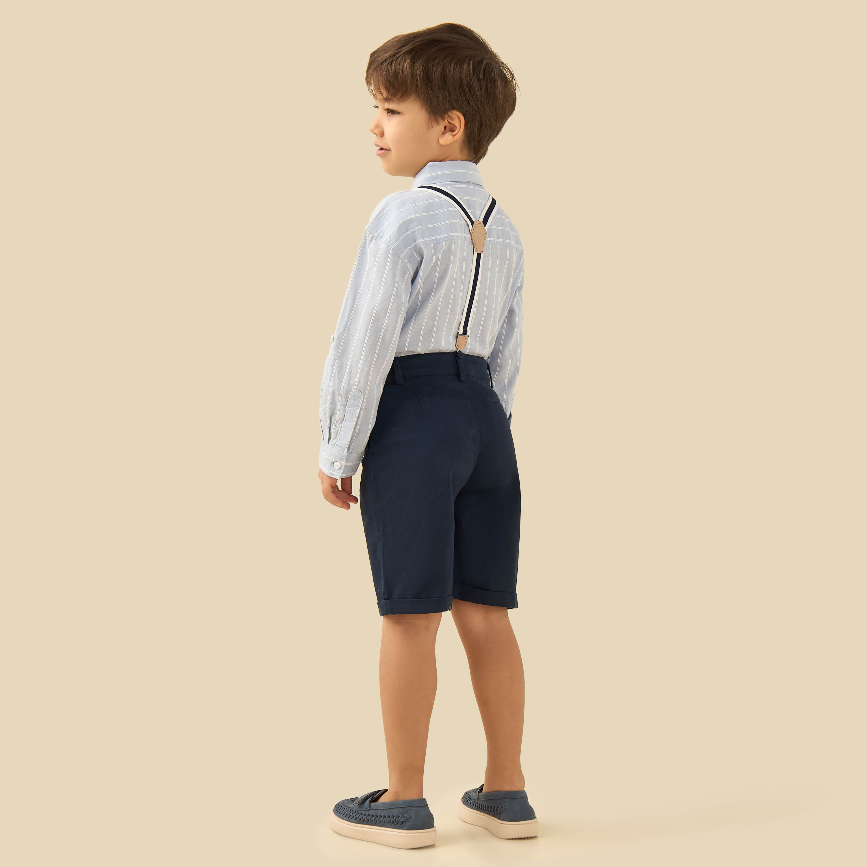 طقم قميص بياقة وأكمام طويلة مع حمالات وشورت بتطريز مخطط من جونيورز-boys-clothing-setsandcoords-image-4