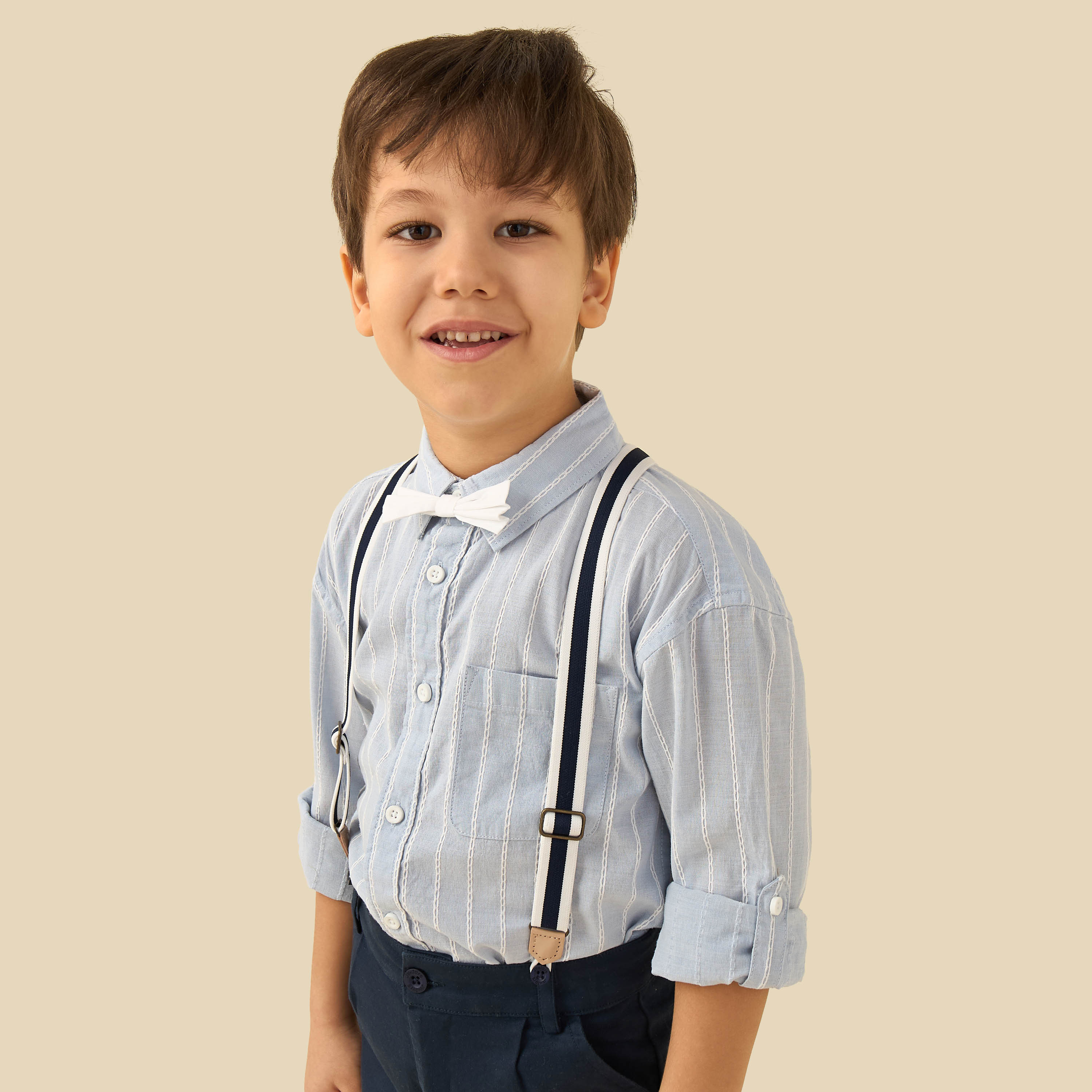 طقم قميص بياقة وأكمام طويلة مع حمالات وشورت بتطريز مخطط من جونيورز-boys-clothing-setsandcoords-image-5