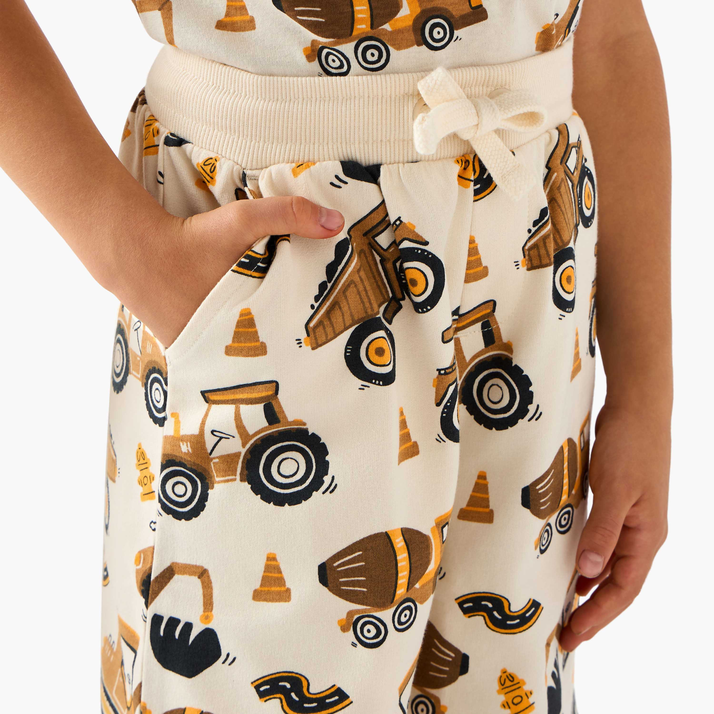 طقم تيشيرت بأكمام قصيرة وياقة ضيقة مع شورت بطبعات مركبات البناء من جونيورز-boys-clothing-setsandcoords-image-5
